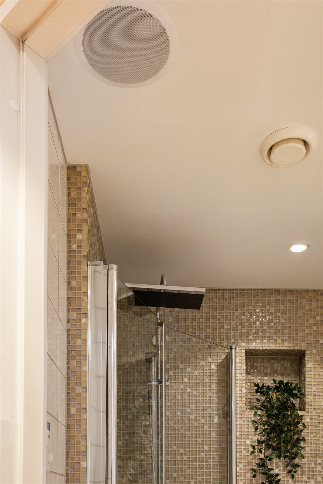 Det er det installert Bose-høyttalere i taket, som gir en eksklusiv lydopplevelse - perfekt for å skape en avslappende atmosfære. Galleribilde