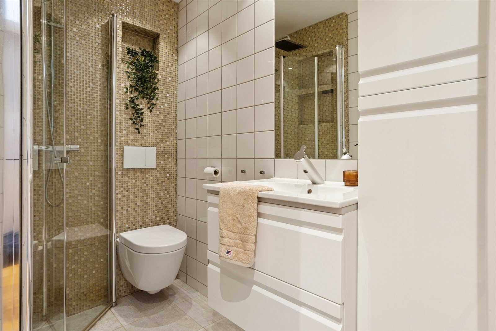 Baderommet er et helfliset rom som kombinerer funksjonalitet med moderne design. Galleribilde