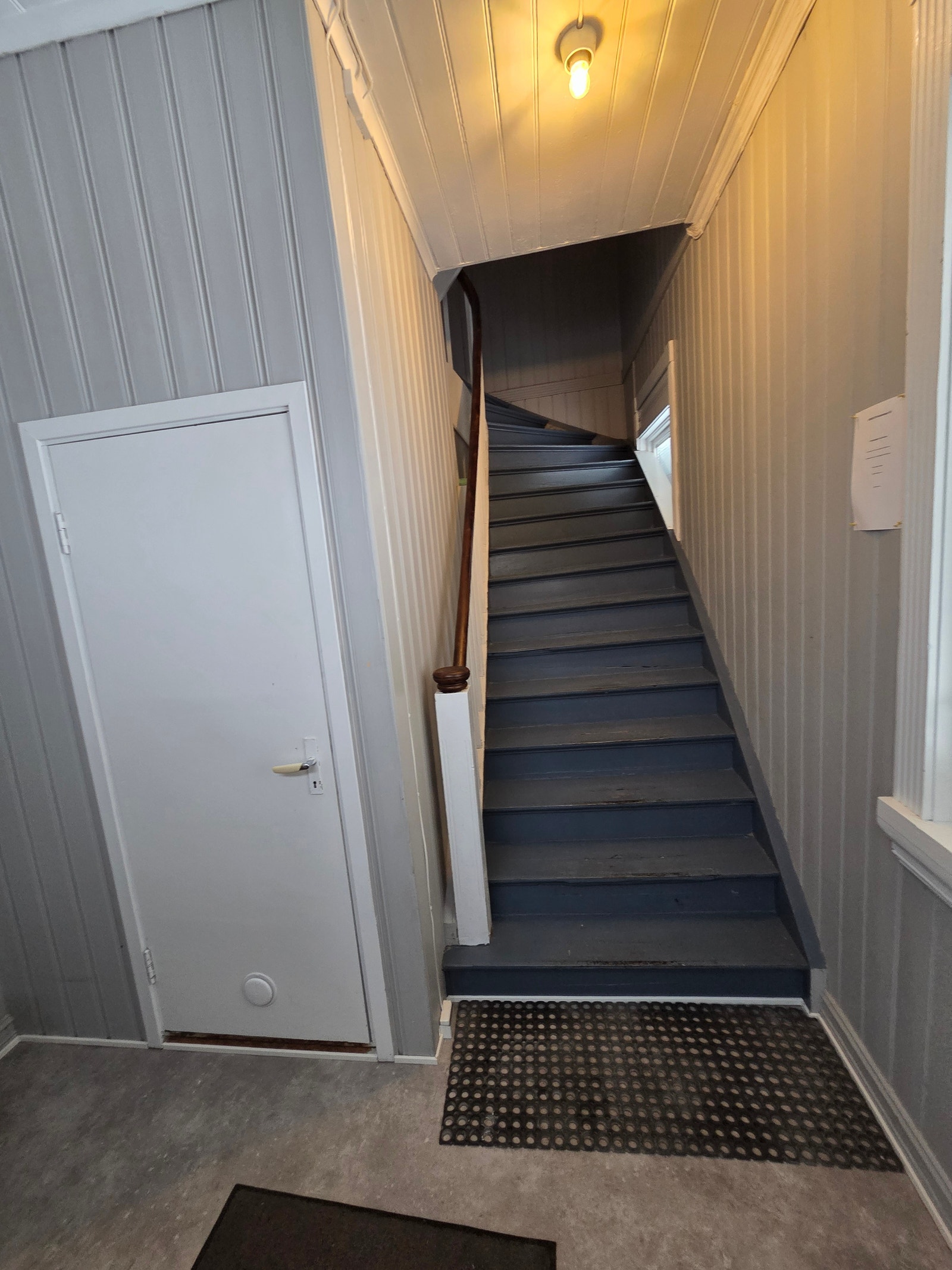 Felles trapperom med hybelens bod/vaskerom til venstre Galleribilde