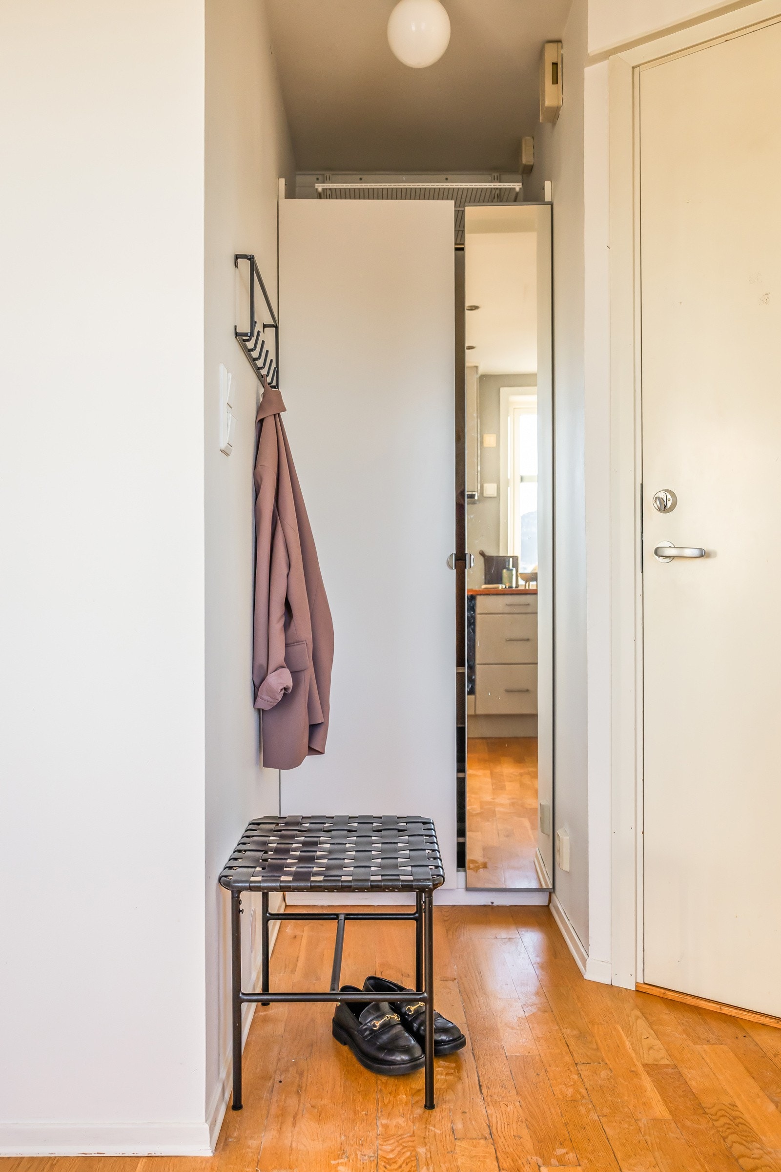 Leiligheten ble gjennomgående fornyet i 2006 og fremstår i dag som lys, moderne og svært lett å trives i. Allerede i entréen møtes du av et ryddig og innbydende uttrykk med tre-stavs parkett på gulv, malte flater og garderobeskap. Galleribilde