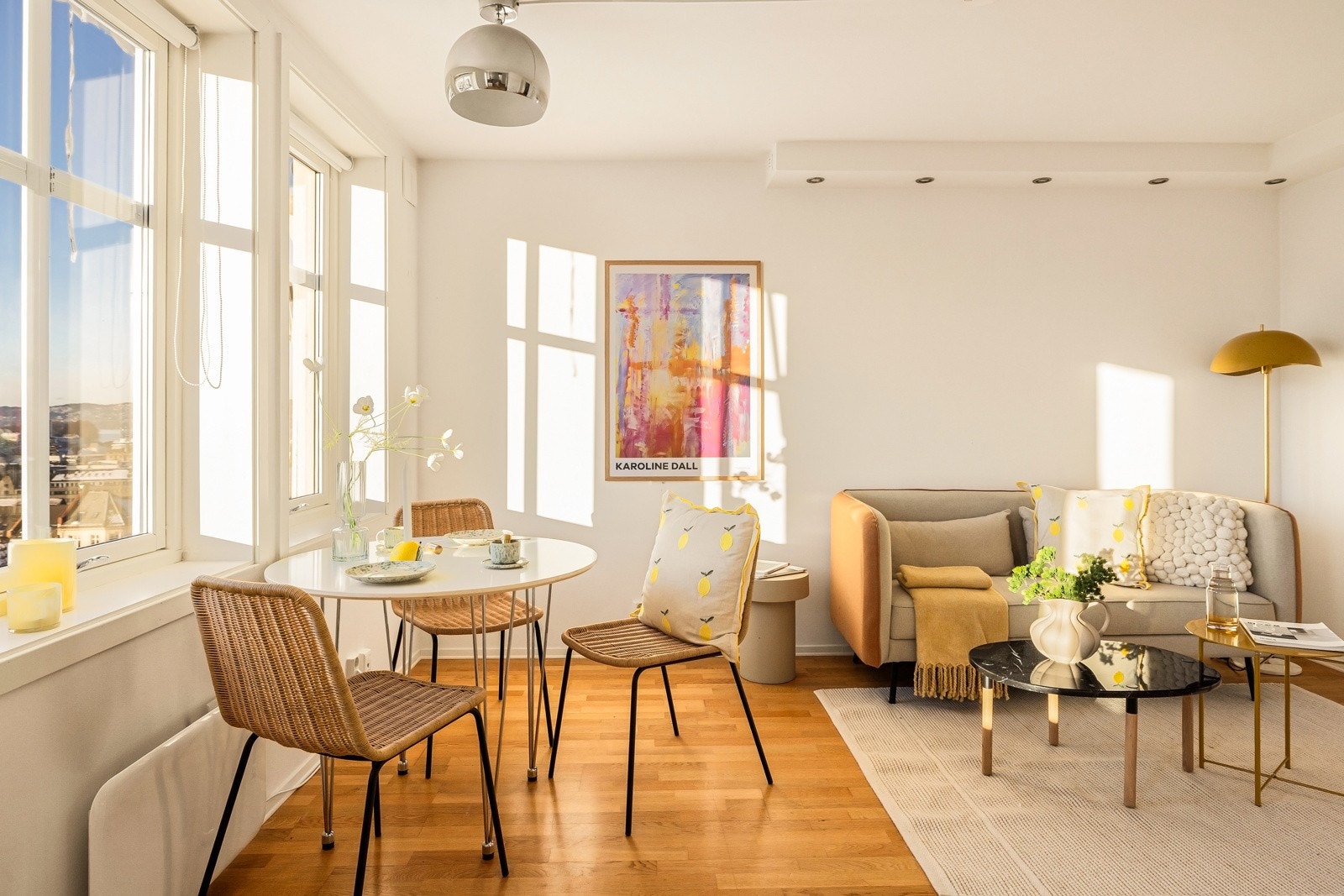 Det store vindusflatene langs hele fasadeveggen gir rikelig med naturlig lysinnslipp, samtidig som du alltid har med deg utsikten som vinduene rammer inn. Galleribilde