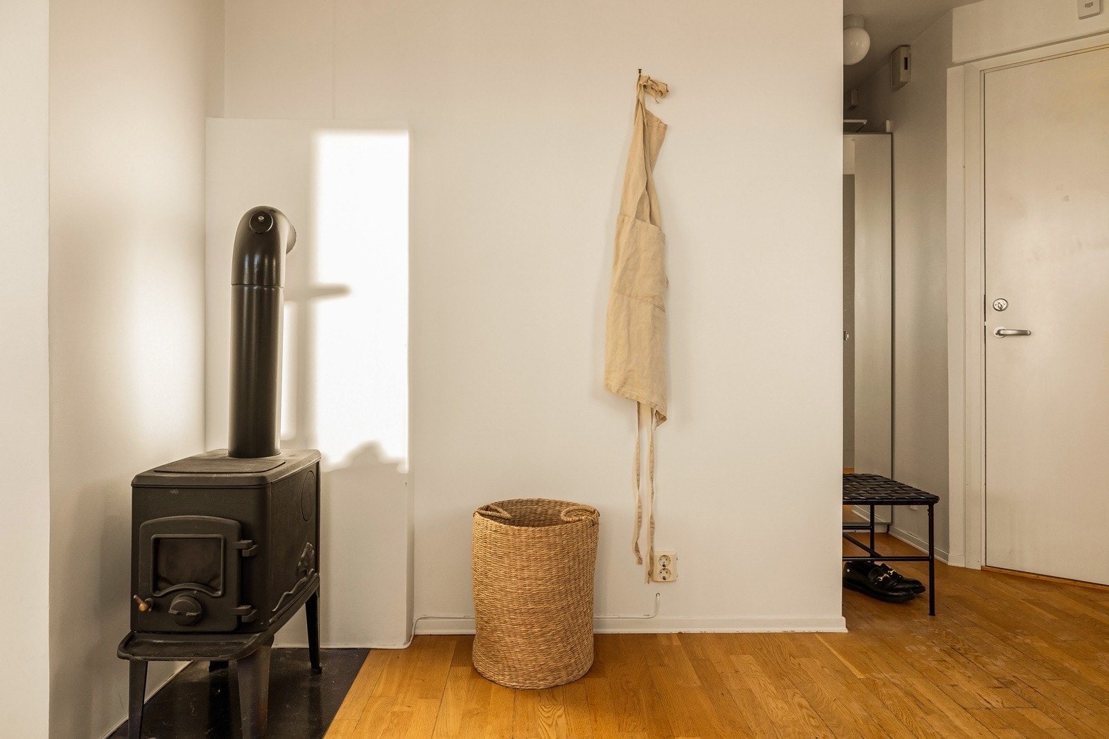 Når det gjelder oppvarming er det vedovn på kjøkkenet. Elektriske varmekabler på bad. Ellers beregnet for elektrisk oppvarming. Galleribilde