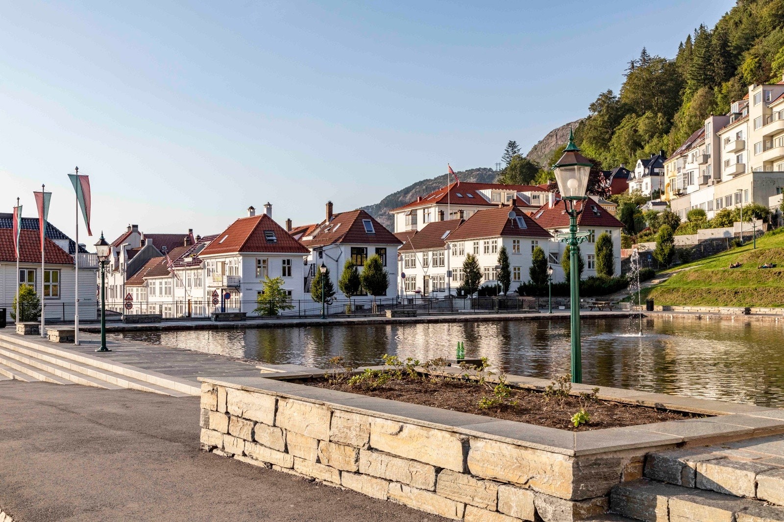 Flotte Skansedammen - like ved. Dyp tærne i vannet om sommeren, eller stå på skøyter om vinteren. Galleribilde