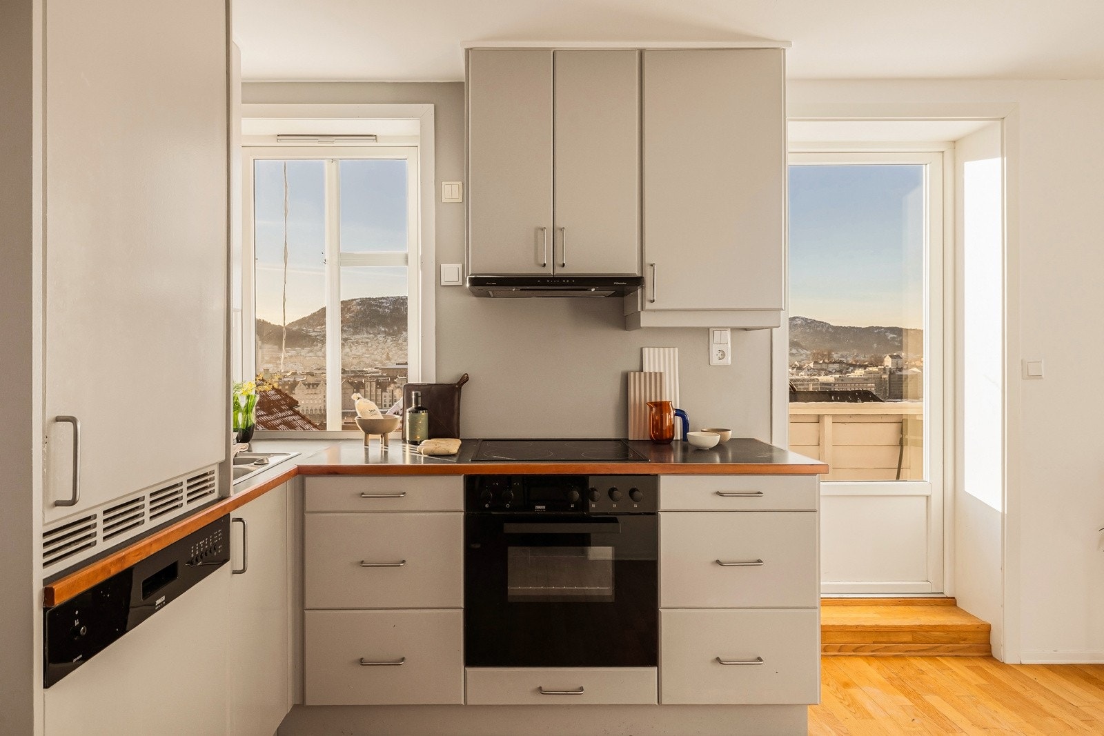 Det kan ellers nevnes at leiligheten har rør-i-rør-opplegg, automatsikringer, varmtvannsbereder på ca. 198 liter, og bredbånd fra Telenor Galleribilde