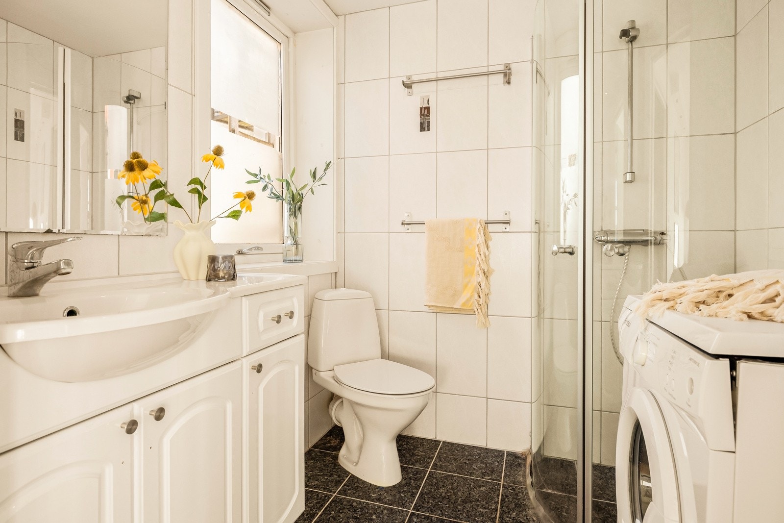 Badet er helfliset med keramiske fliser på gulv og vegger, elektriske varmekabler i gulv og innfelte spotter i himling. Galleribilde