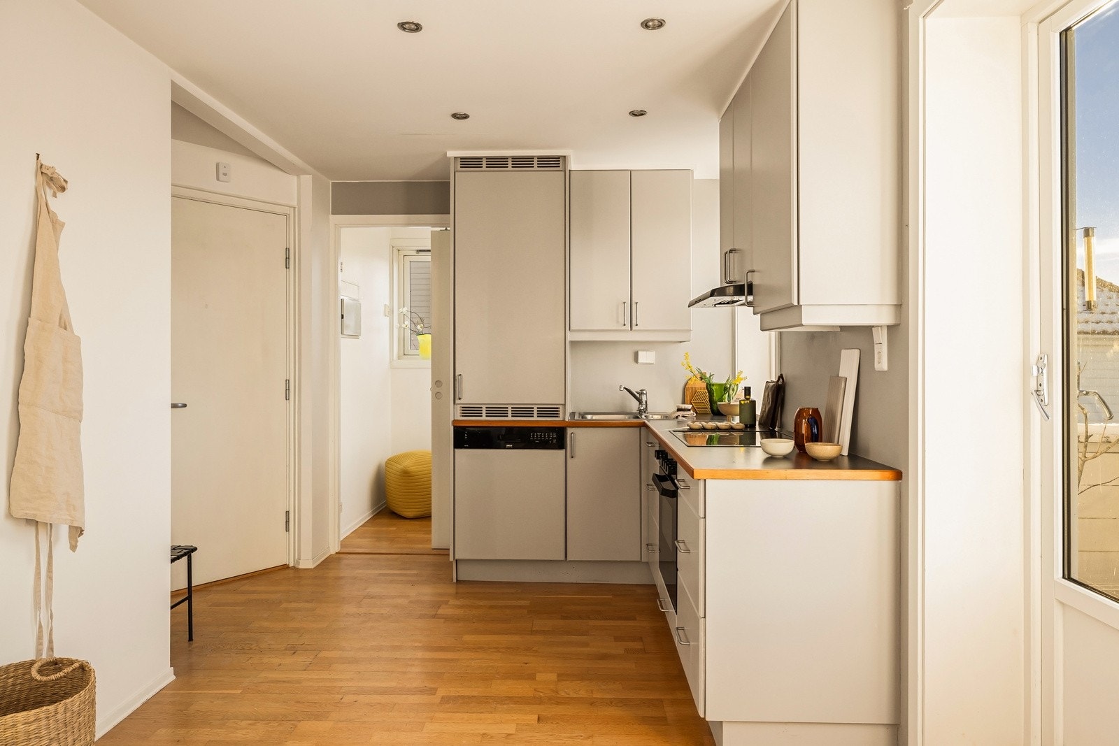 Planløsningen er effektiv og godt utnyttet, og passer perfekt for førstegangskjøpere, unge par eller for deg som ønsker en attraktiv og lettutleid sentrumsleilighet. Galleribilde