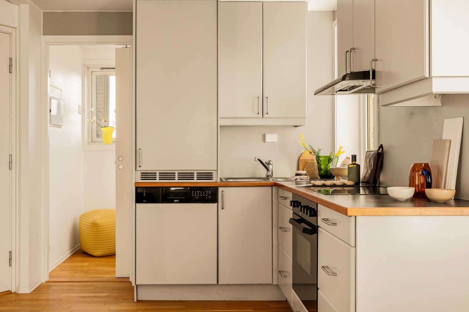 Kjøkkenet er stilrent og funksjonelt med integrerte hvitevarer, samt innfelte spotter i himling. En stemningsskapende vedovn tilfører både varme og hygge i leiligheten. Galleribilde