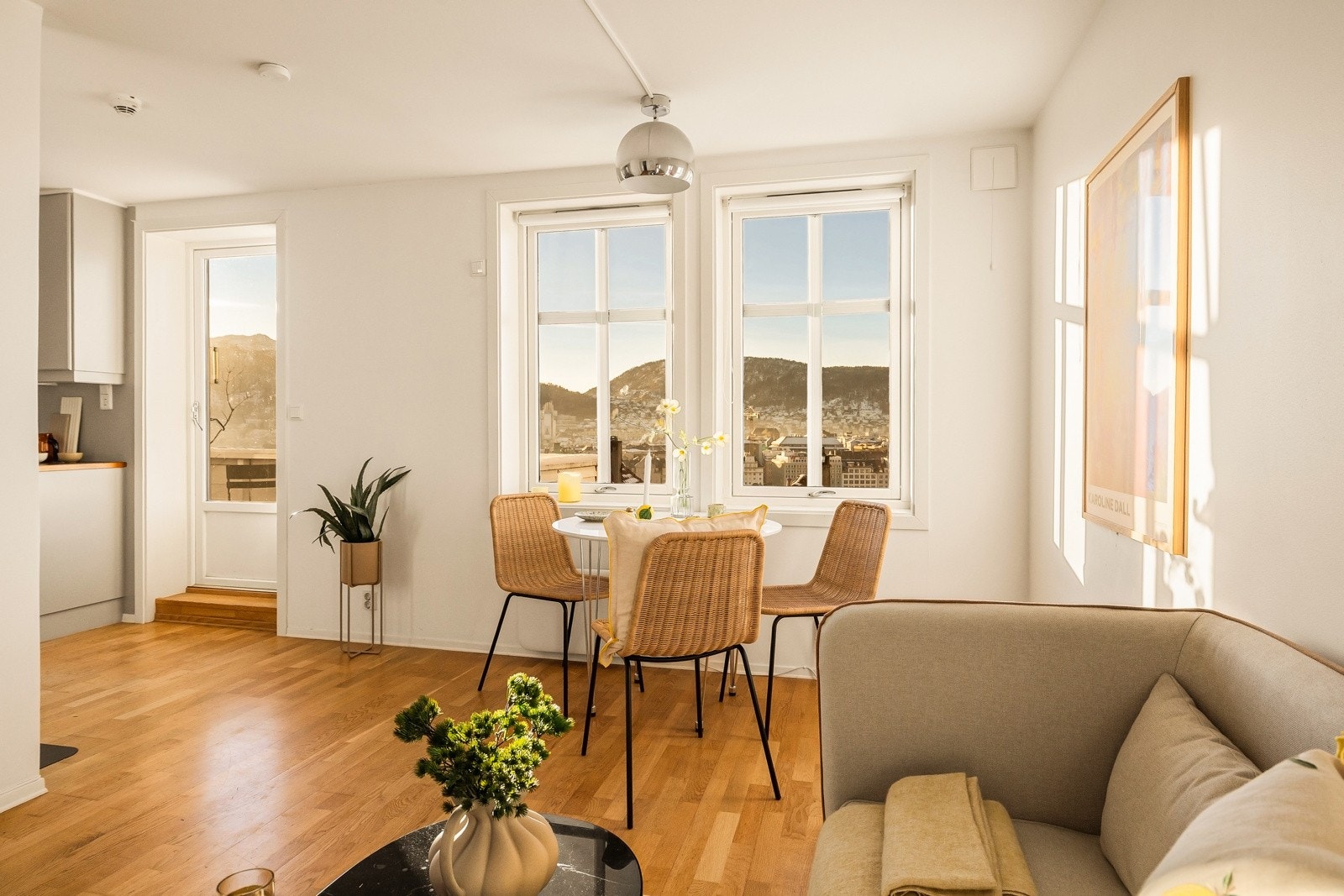 Nydelig utsikt over Bergen by og ypperlige solforhold. Idyllisk beliggenhet med fjellet i rygg og sentrum i front. Galleribilde