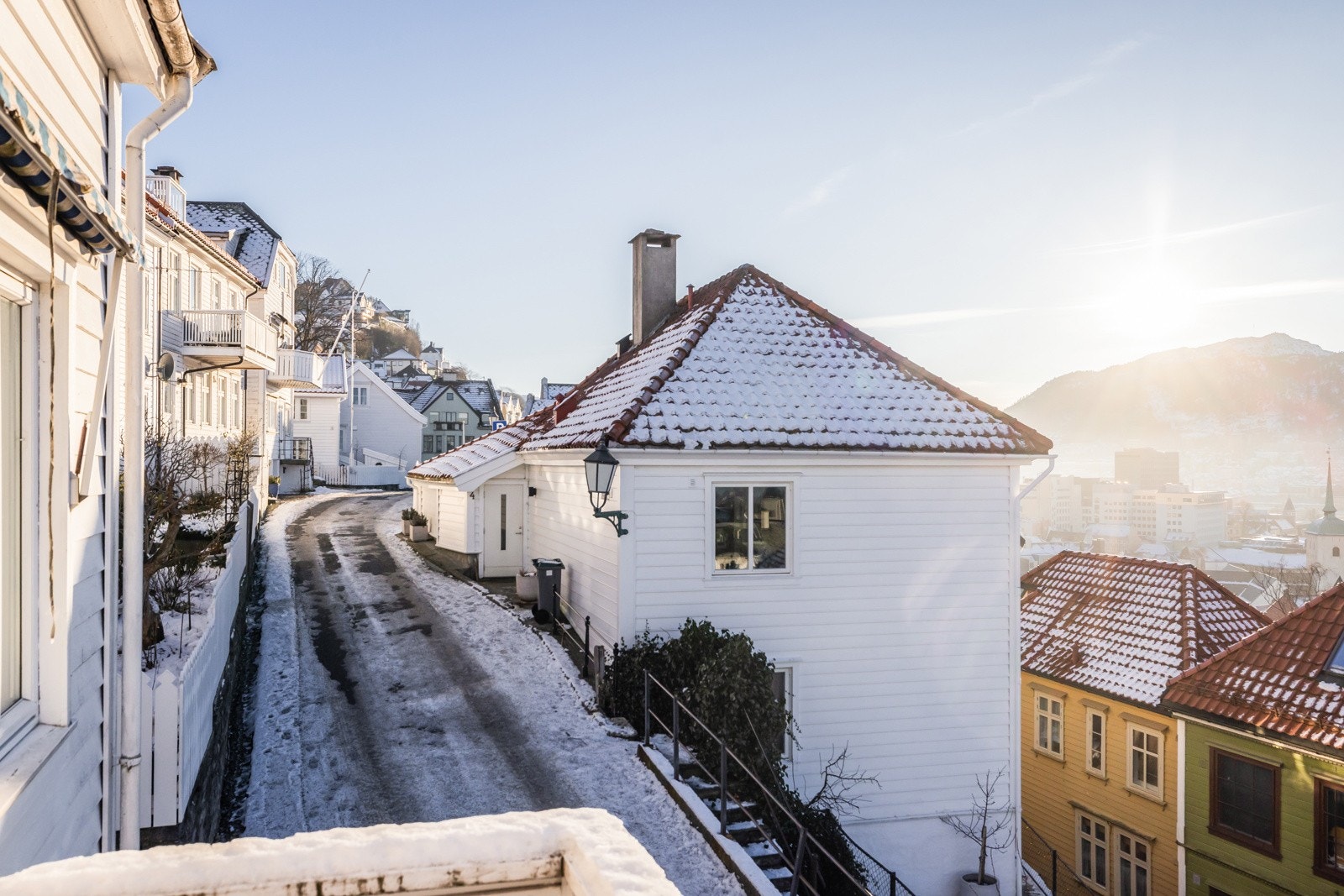 Utsikten er intet mindre enn praktfull, og fra den solrike, sørvestvendte balkongen på 4,0 m² har du et fantastisk skue mot Bergen sentrum, Vågen, Byfjorden, Løvstakken og Damsgårdsfjellet. Galleribilde