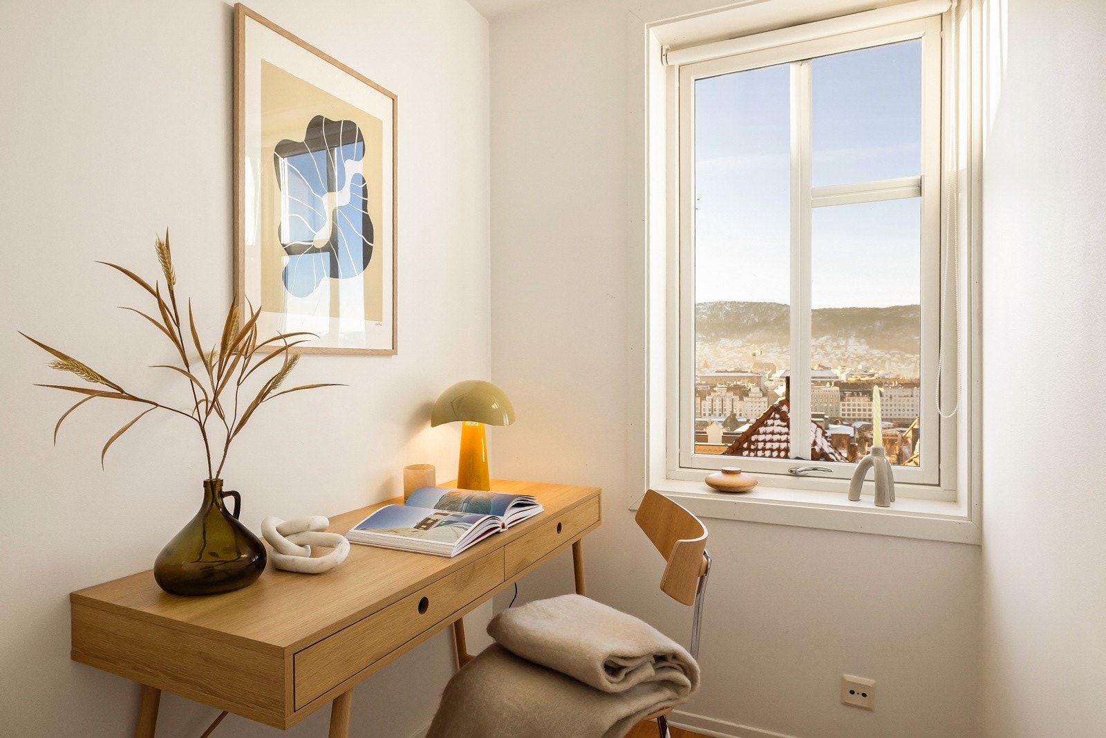 Leiligheten har også et eget kontor som fungerer ypperlig som hjemmekontor, gjesterom eller ekstra oppholdsrom - fleksibilitet som mange setter stor pris på. Galleribilde