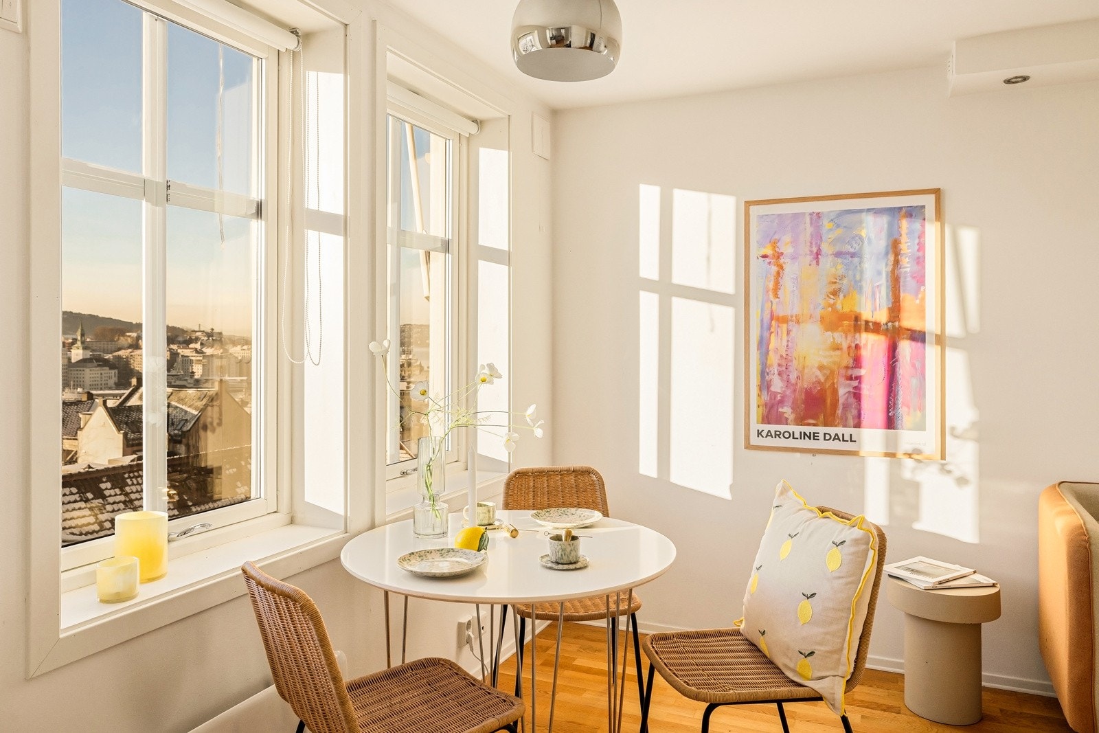 Gjennomgående i hele leiligheten er det tre-stavs parkett på gulv, kombinert med lyse, malte flater på vegger og i himling som gir et helhetlig uttrykk. Galleribilde