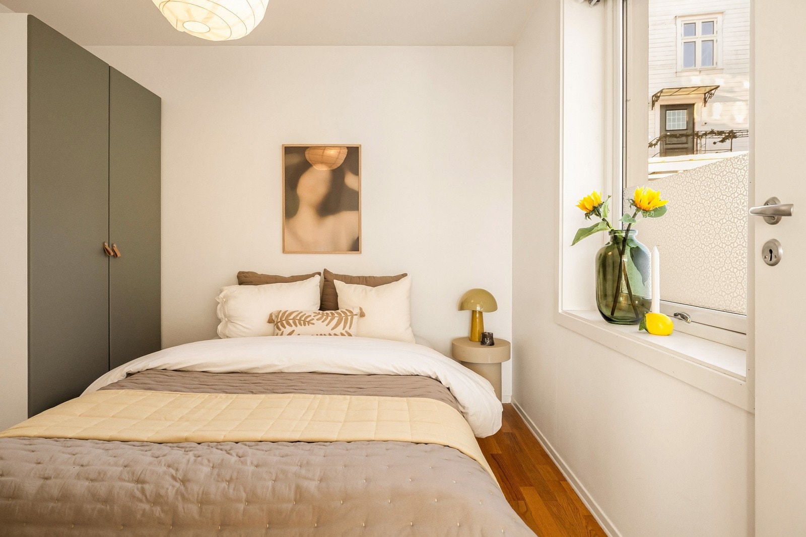 Soverommet er rolig og behagelig med plass til dobbeltseng og garderobeskap, og gir gode rammer for hvile og komfort. Galleribilde