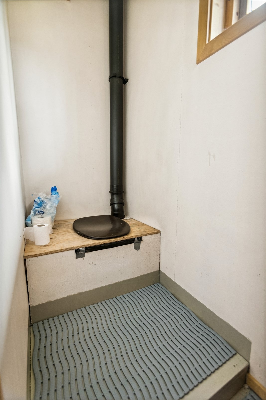 Det er også satt opp toalett i utehuset. Galleribilde