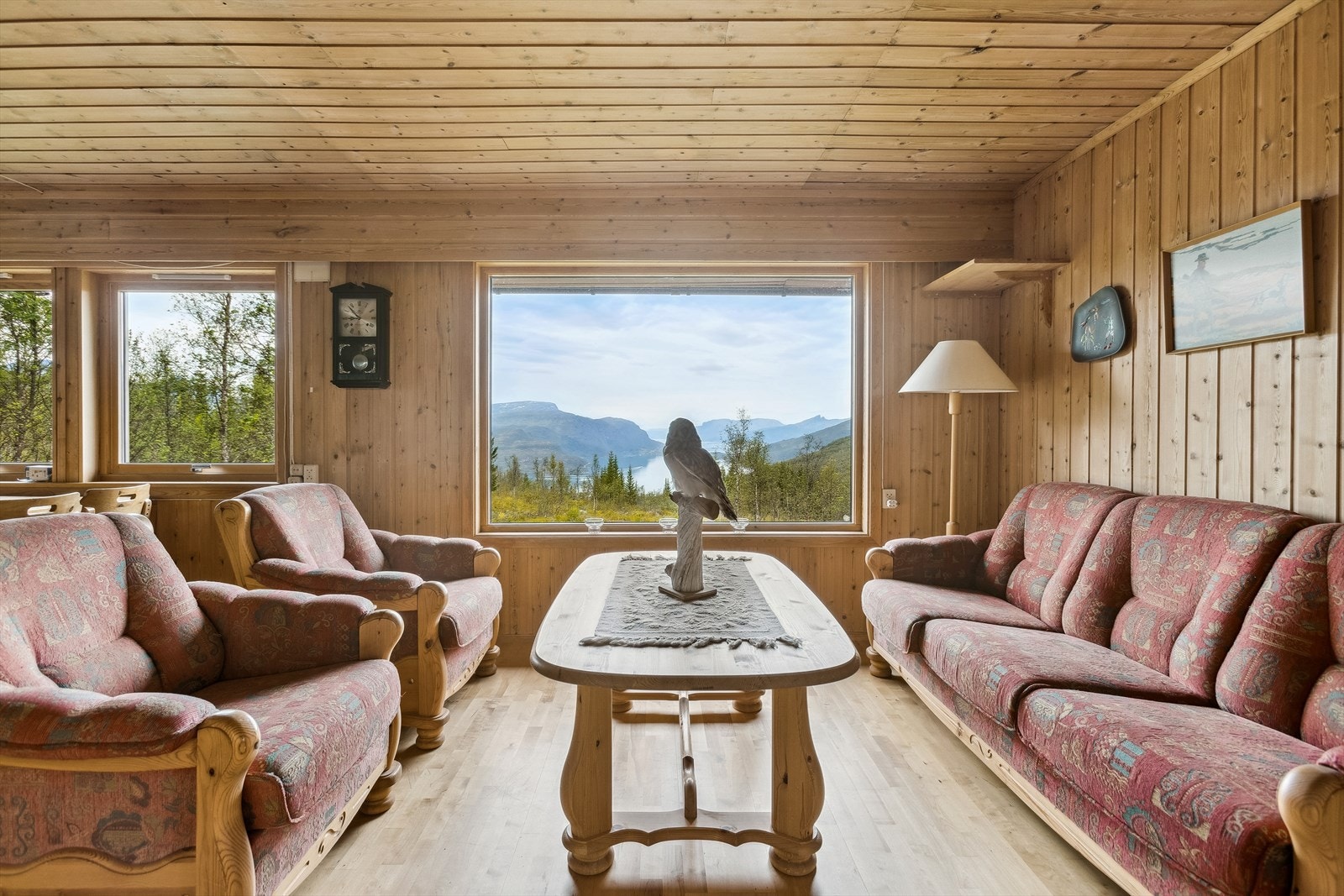 Trivelig, romslig stue med store vindusflater som sørger for rikelig med naturlig lysinnslipp og majestetisk utsikt mot Gratangsfjorden. Galleribilde