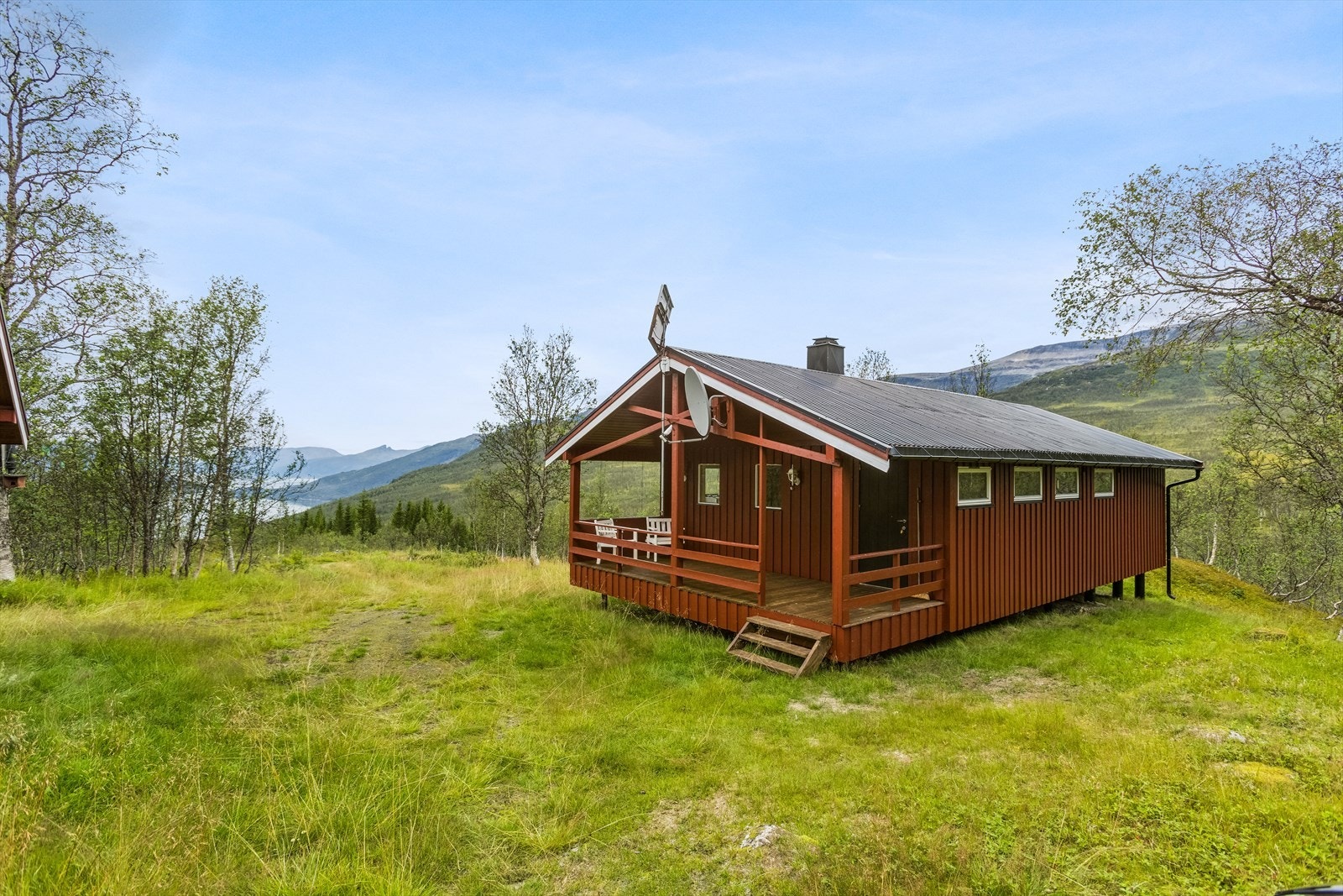 Her får man strøm gjennom solcellepanel og aggregat, samt sommervann og dusj. Galleribilde