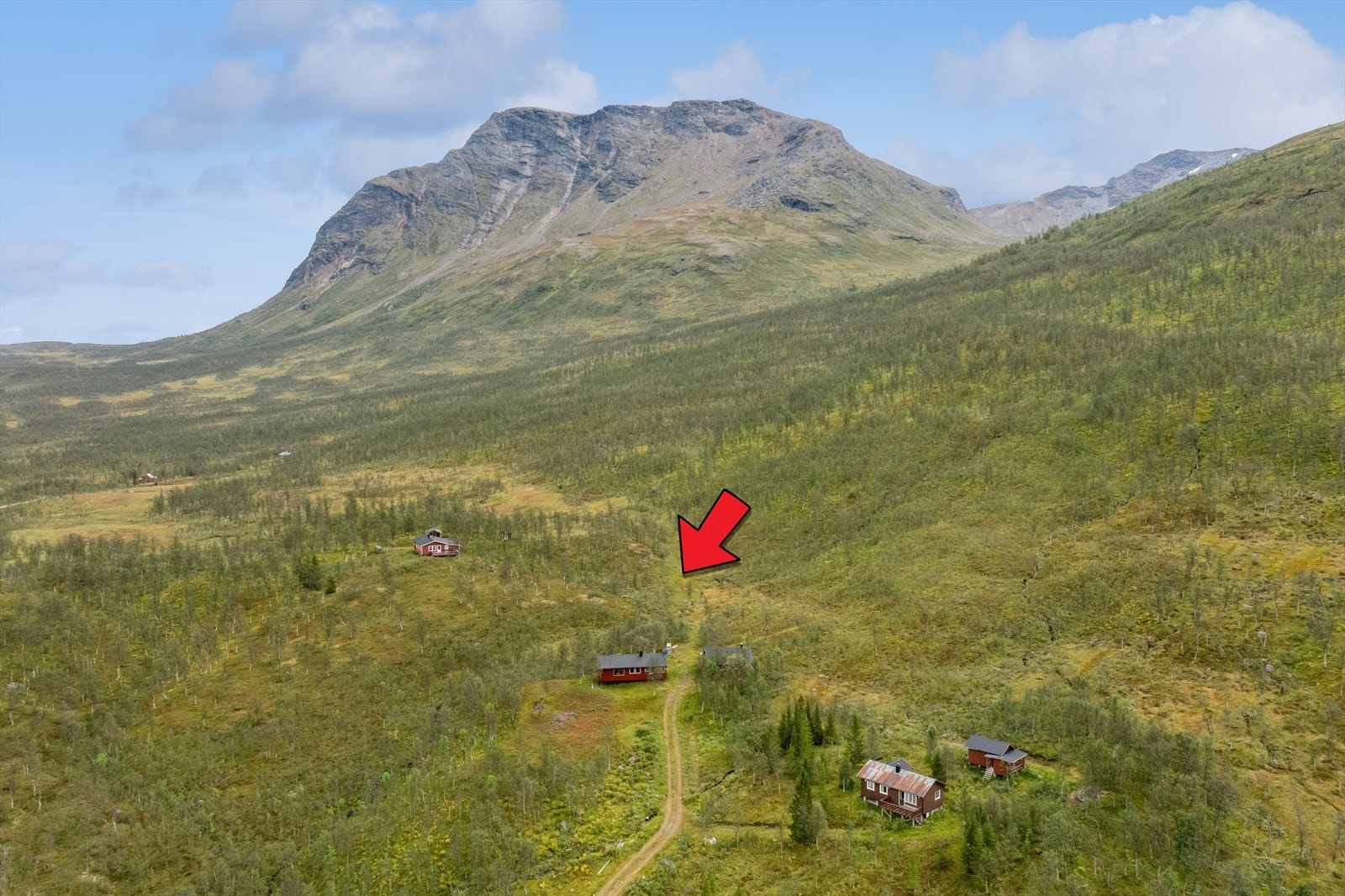 Hytta i nydelige omgivelser på nedsiden av Lavangstinden (1266m) Galleribilde