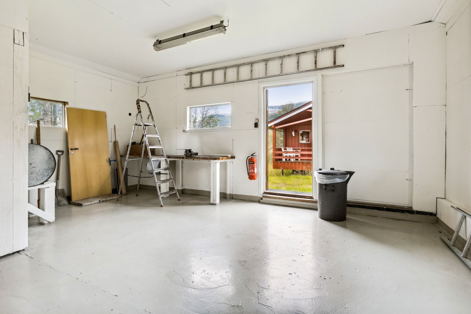 Ved siden av hytta er det bygd et utehus. Utehuse har et verksted med stor dør for å få inn diverse motoriserte kjøretøy. Galleribilde