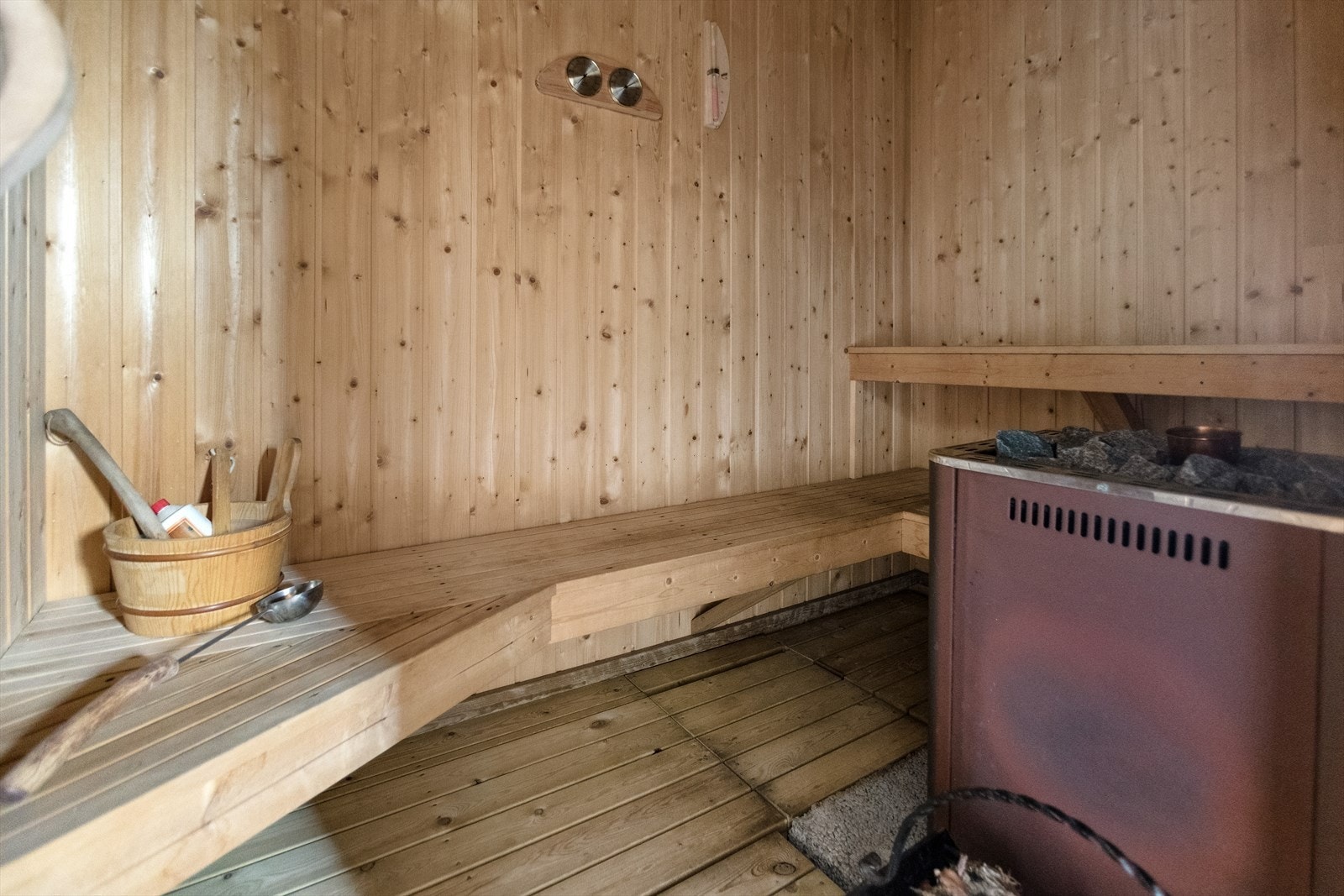 Utehuset innehar blant annet badstu, toalett, dusj og strømaggregat. Galleribilde