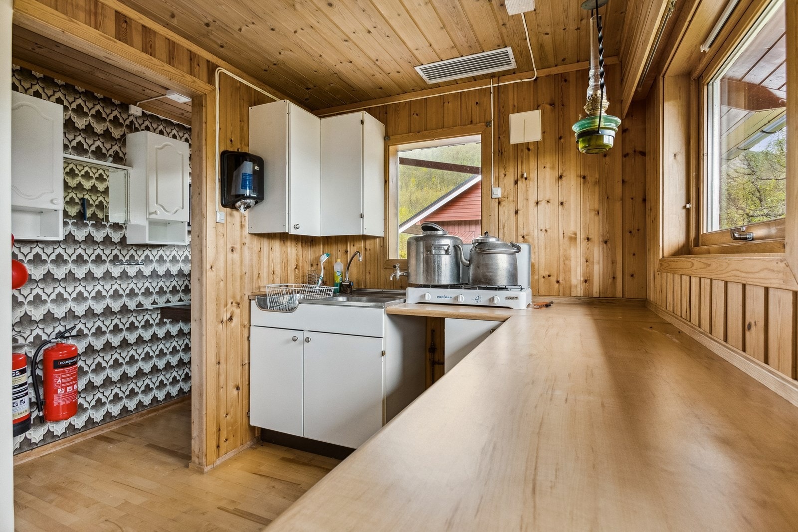 Det er montert mekanisk avtrekk via rist i himling. Galleribilde