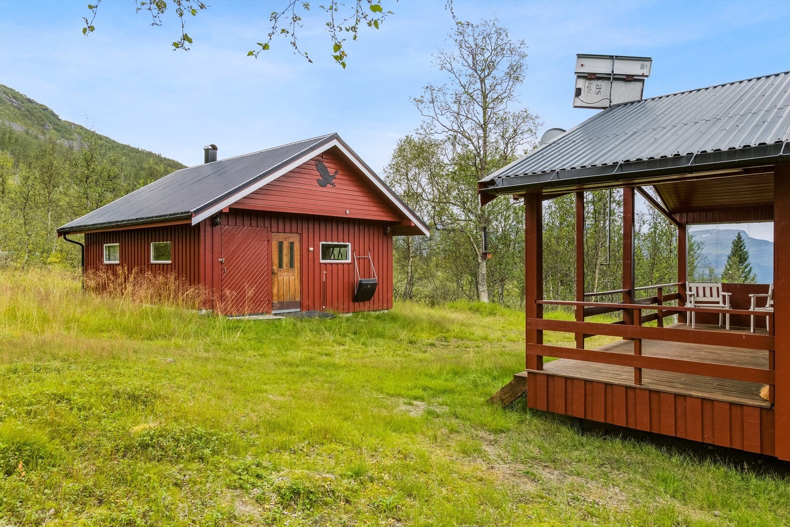 Inngangsparti er overbygd og har levegg av pleksiglass mot nedsiden. Galleribilde