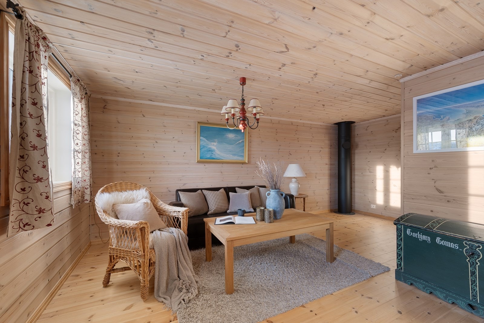 Den koselige loftstuen gir ekstra plass for lek eller avslapning, og fungerer som en andre stue. Galleribilde