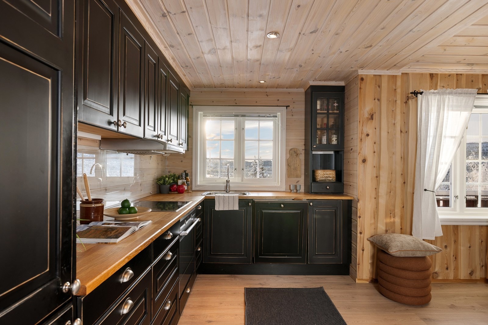 Benkeplaten er i heltre eik, og hvitevarene er integrerte. Galleribilde