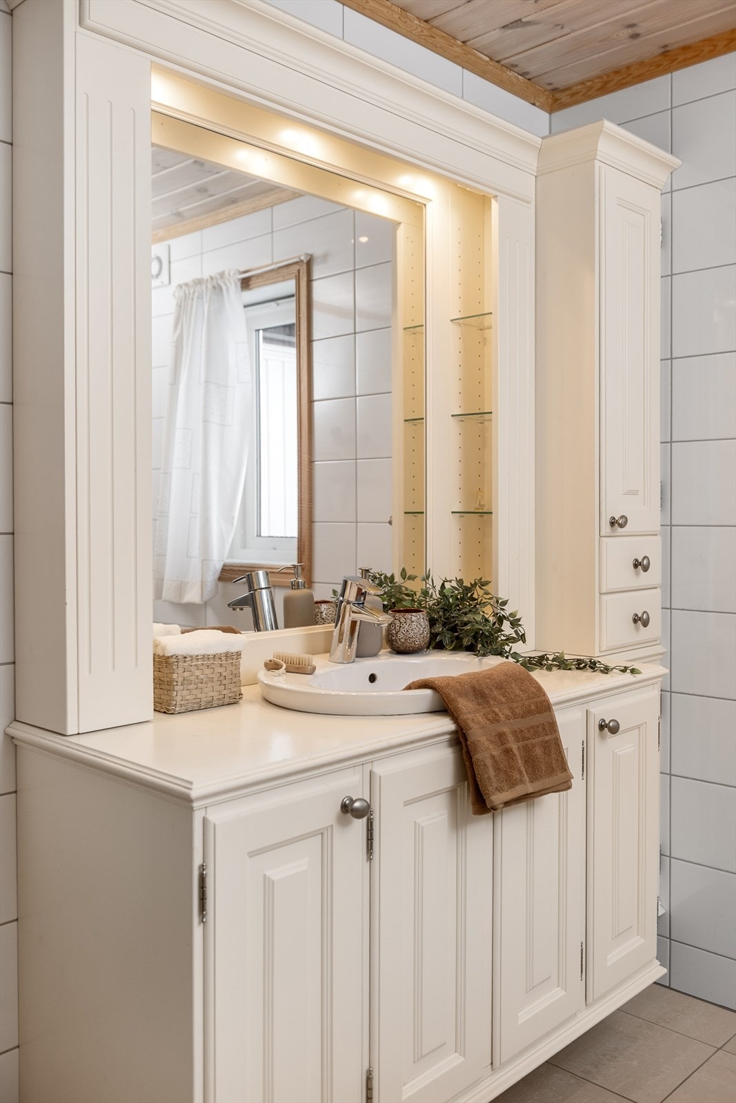 Innredningen har profilerte fronter, nedfelt servant og god oppbevaringsplass. Galleribilde