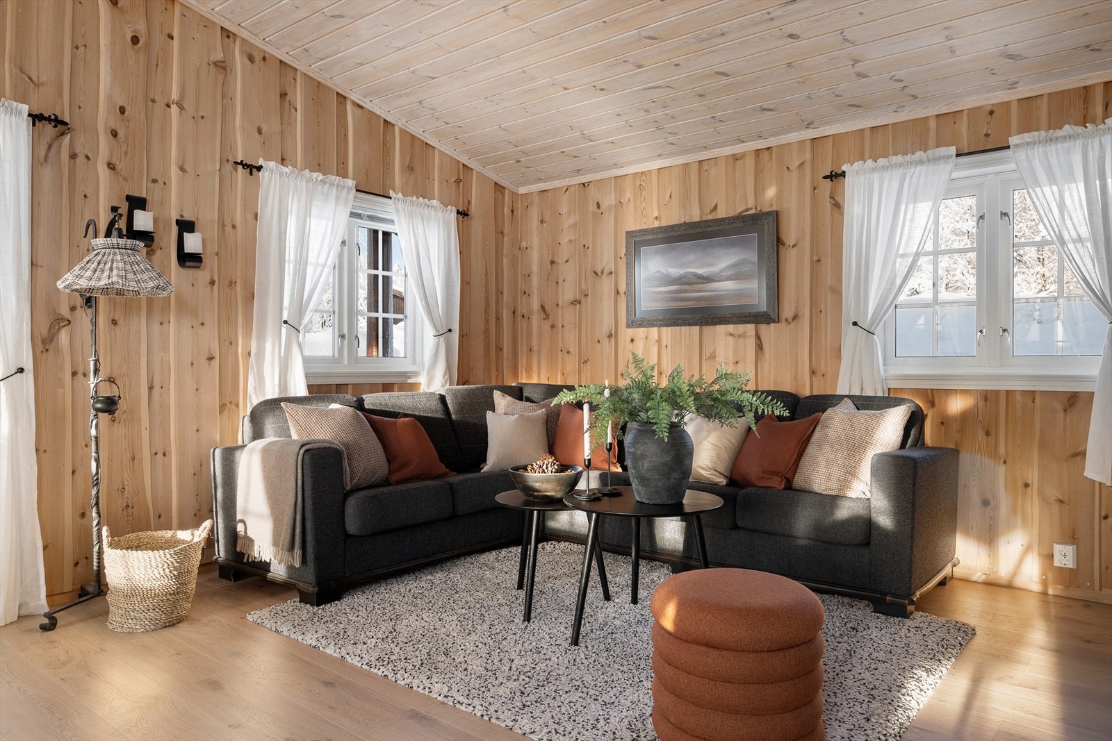 Rommet er lett å møblere med flere sittegrupper for ulike anledninger. Galleribilde