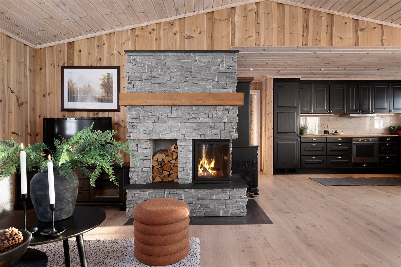 Peisen gir god varme og er et flott bindeledd mellom stue og kjøkken. Galleribilde