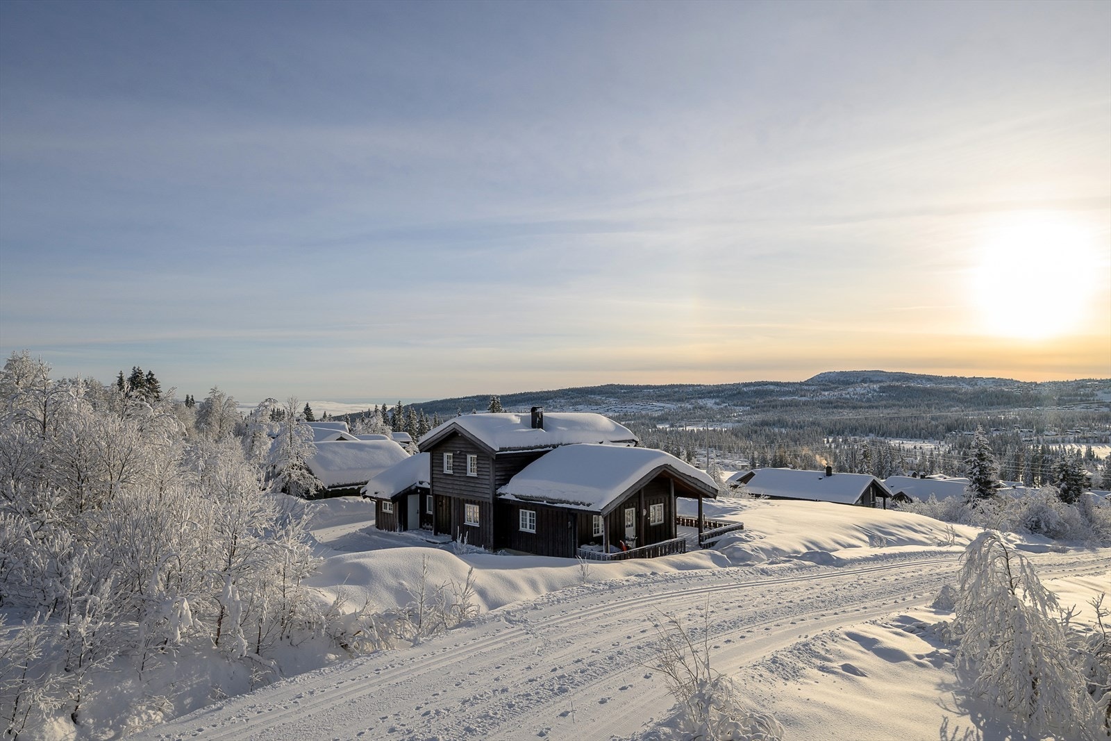 En moderne og innholdsrik fritidsbolig fra 2012, plassert i et attraktivt hytteområde på Skeikampen. Galleribilde