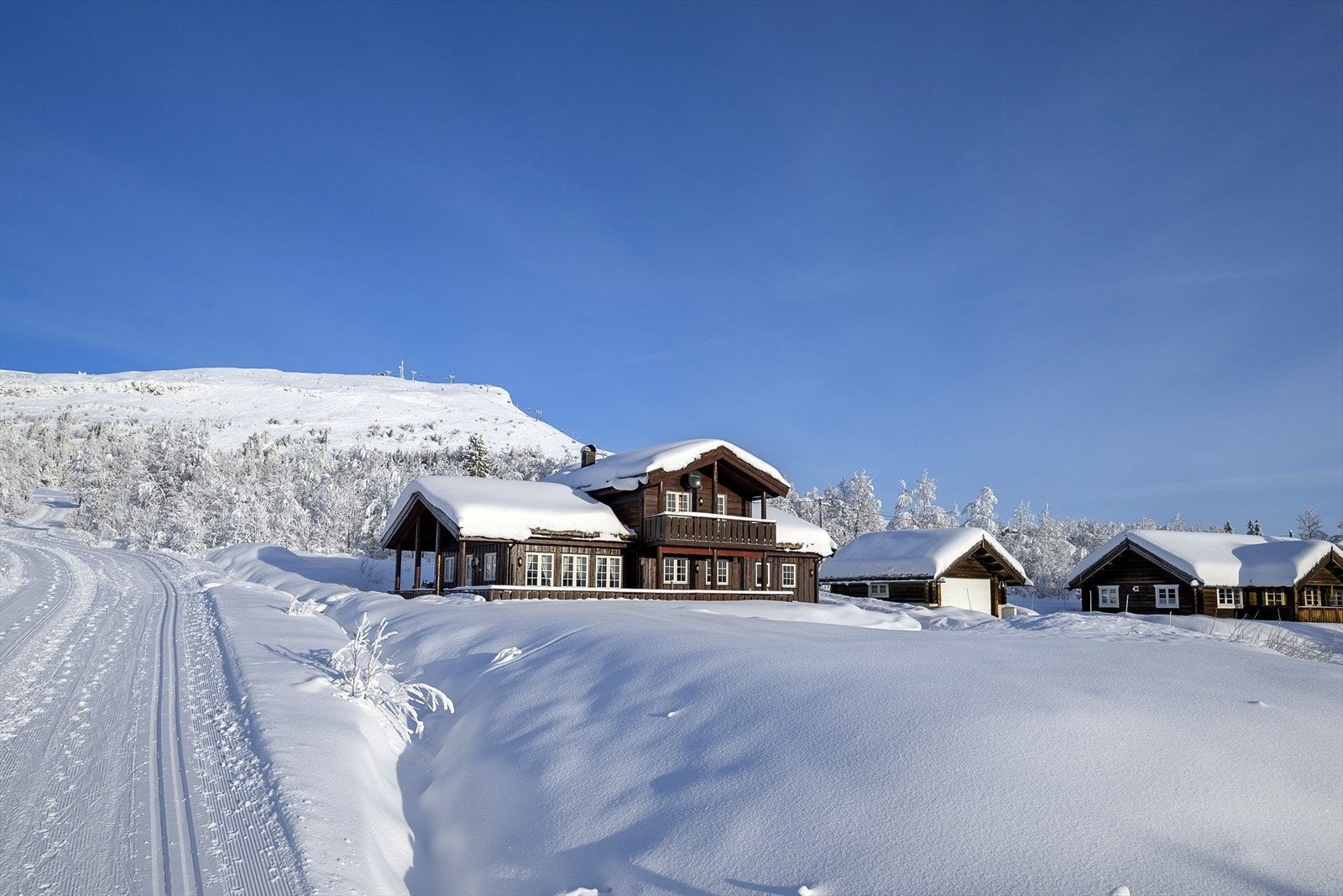 Her bor du med ski-in/out til langrennsløypa, med nærmeste preparerte spor kun noen få meter fra eiendommen. Galleribilde