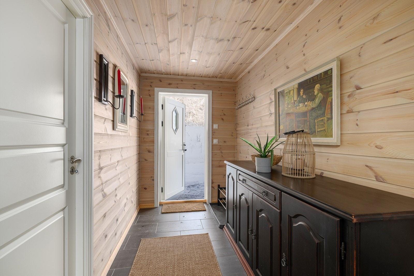 Velkommen inn i en romslig entré med flislagt gulv og gulvvarme. Galleribilde