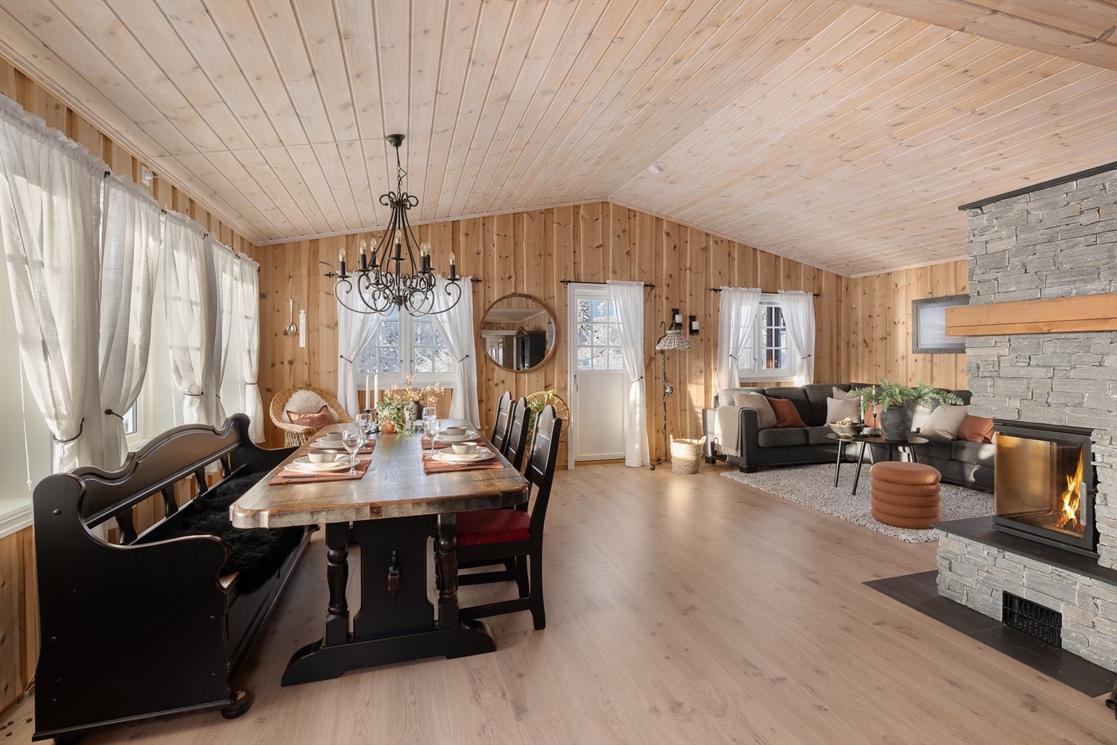 Den åpne stuen og spisestuen er et naturlig samlingspunkt med god plass til familie og venner. Galleribilde