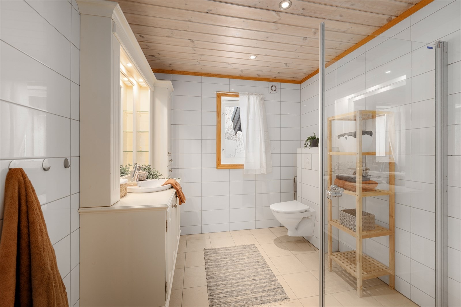 Badet i første etasje er helfliset og utstyrt med gulvvarme. Galleribilde