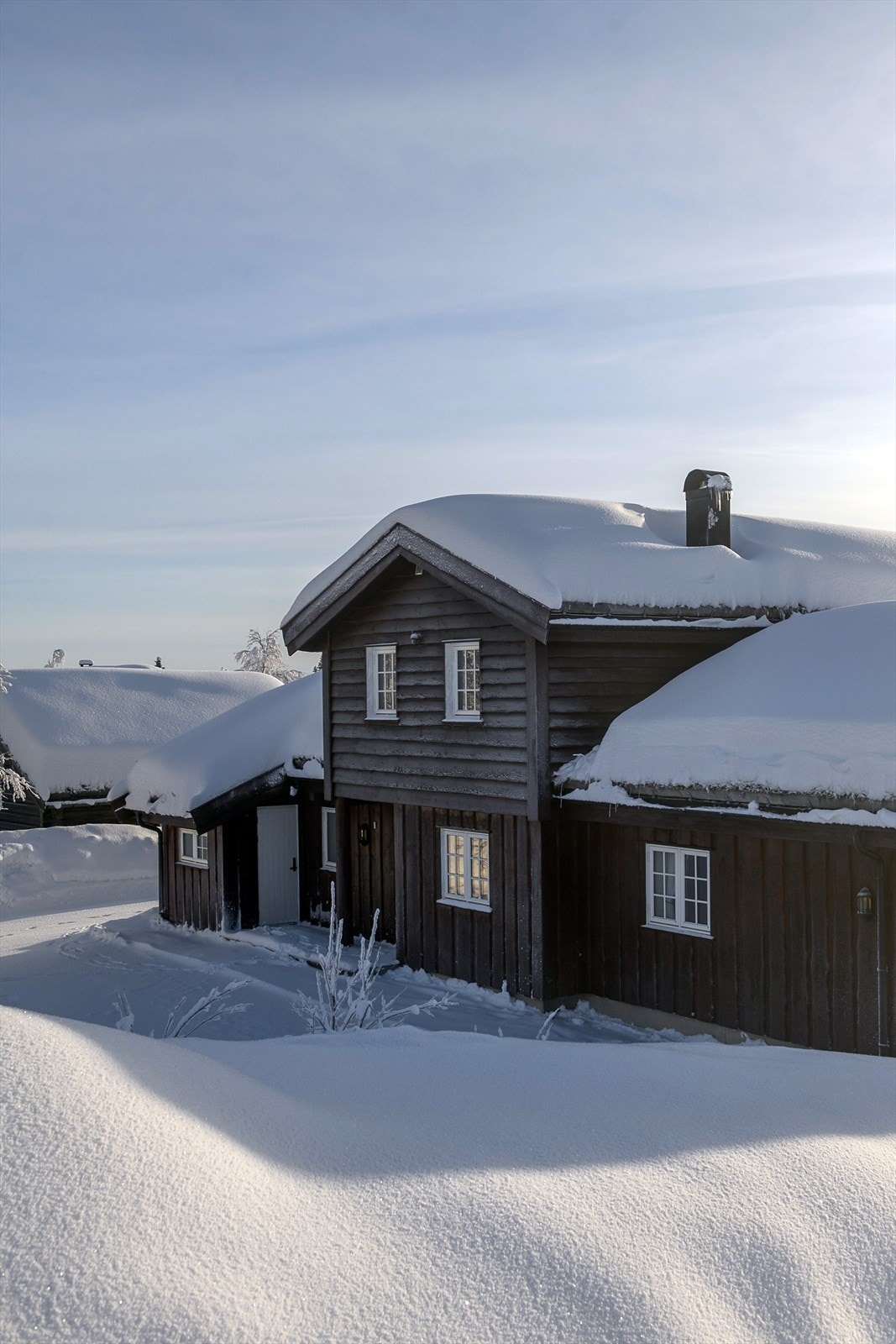 Eiendommen har også en praktisk ekstern sportsbod på 6 m² for ski og utstyr. Galleribilde