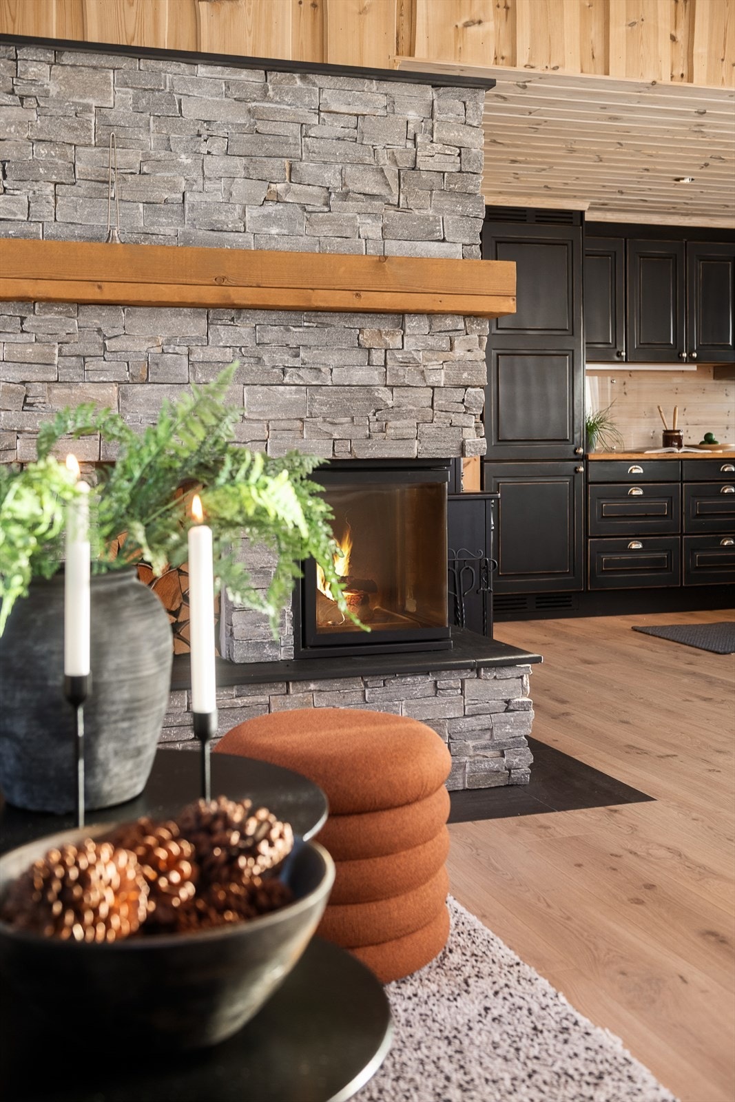 Detaljer som den massive trebjelken over peisinnsatsen understreker den solide kvaliteten. Galleribilde