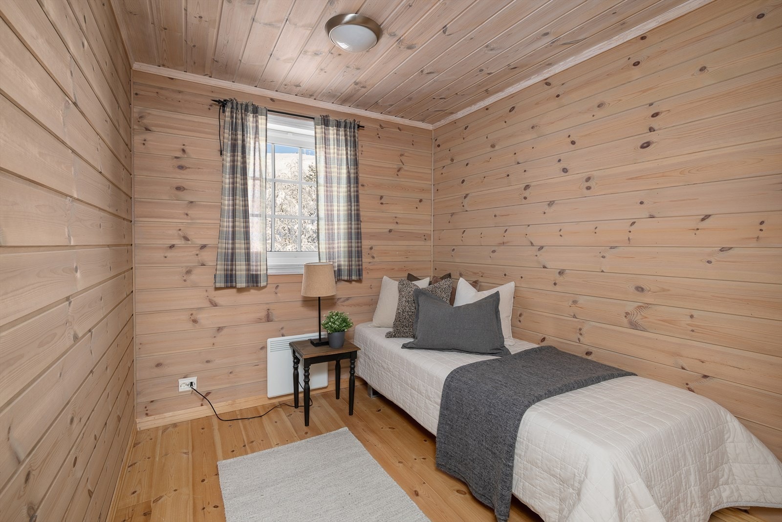 Soverommene har tradisjonelt furugulv og lyse panelvegger. Galleribilde