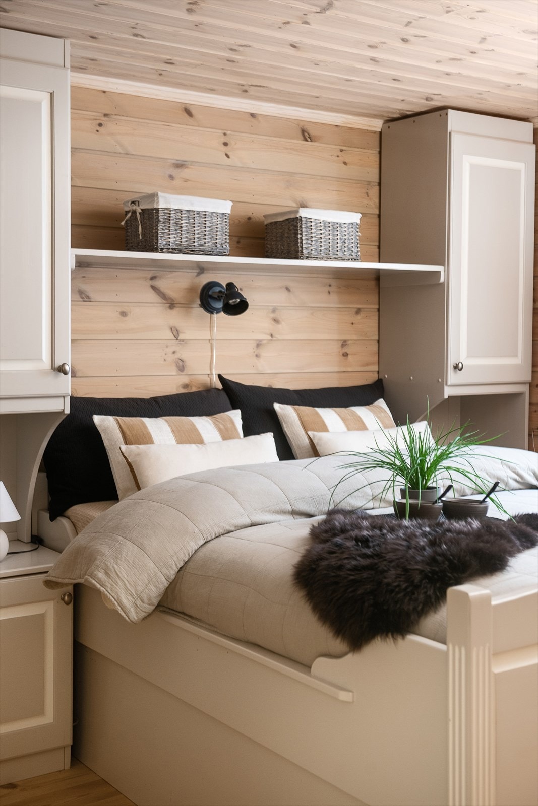 Smarte løsninger med integrert belysning og oppbevaring gir god utnyttelse av plassen. Galleribilde