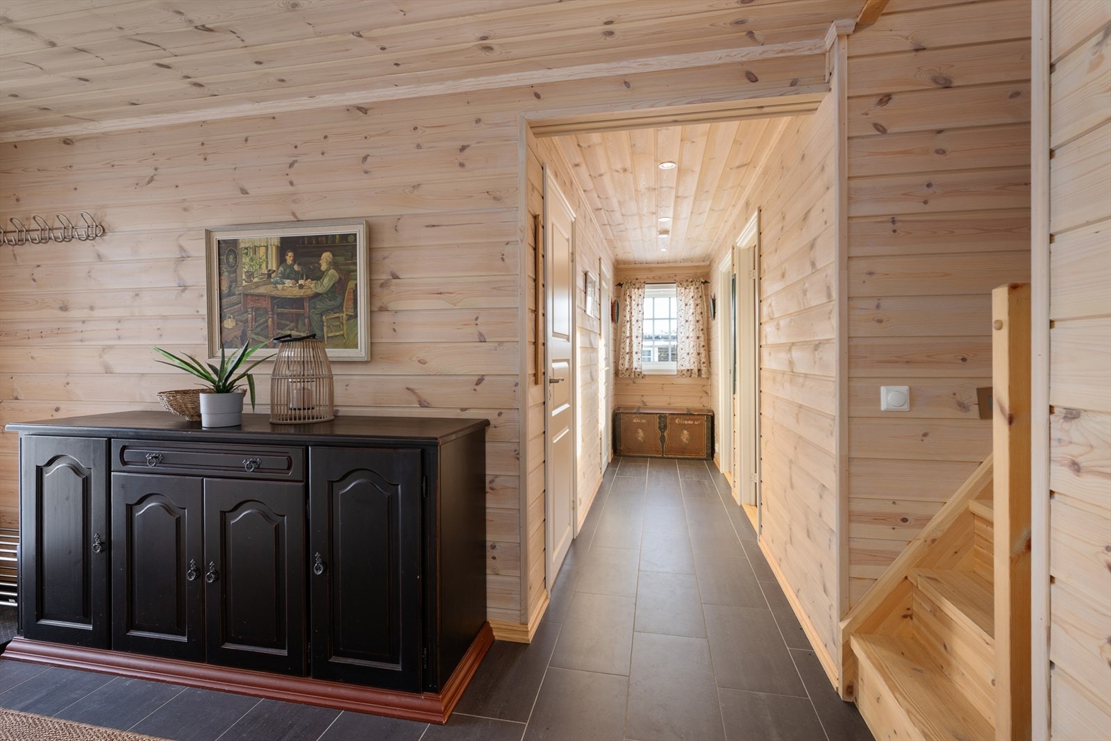 Gangen leder videre inn til soverommene og oppholdsrommet, og trappen tar deg til andre etasje. Galleribilde