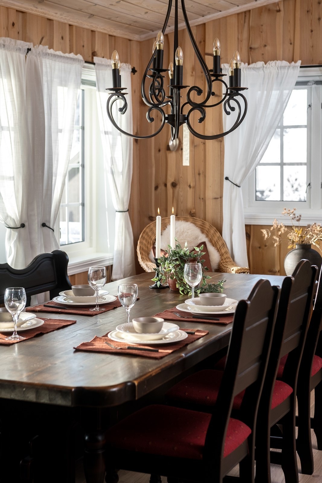 Store vinduer med sprosser gir rommet karakter og godt med dagslys. Galleribilde