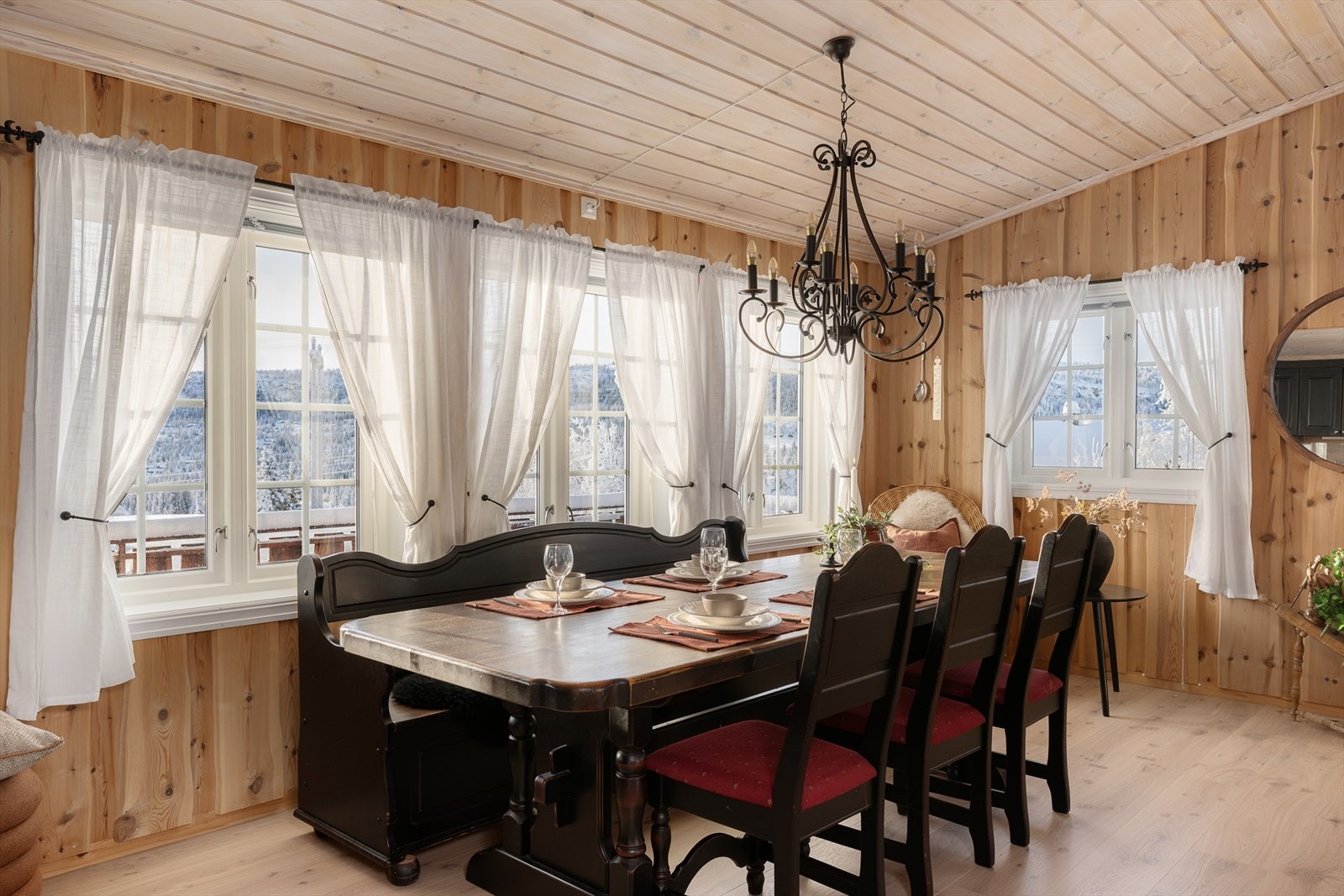 Spisestuen har plass til et langbord og har utgang til terrassen. Galleribilde