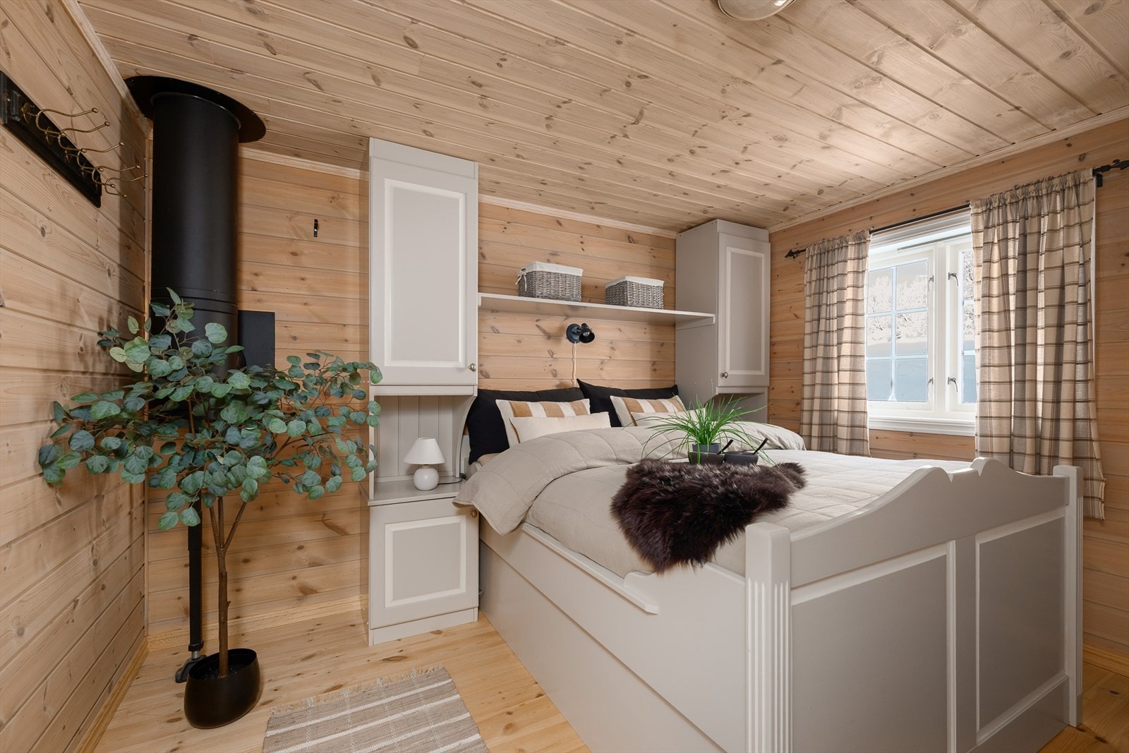 Et av tre soverom i første etasje, dette med plassbygde skap og sengegavl. Galleribilde