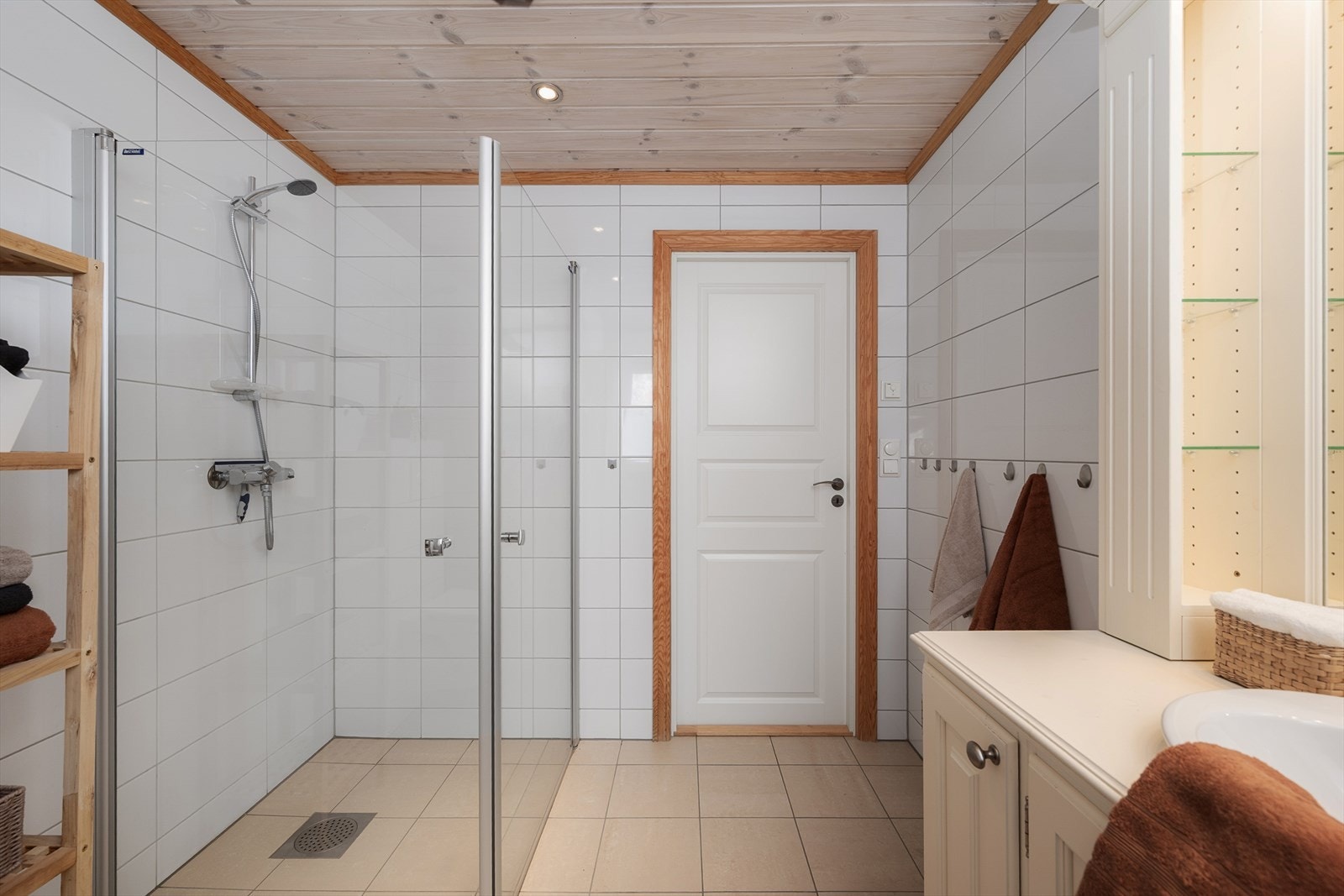 Rommet inneholder dusjhjørne med innfellbare glassdører og toalett. Galleribilde