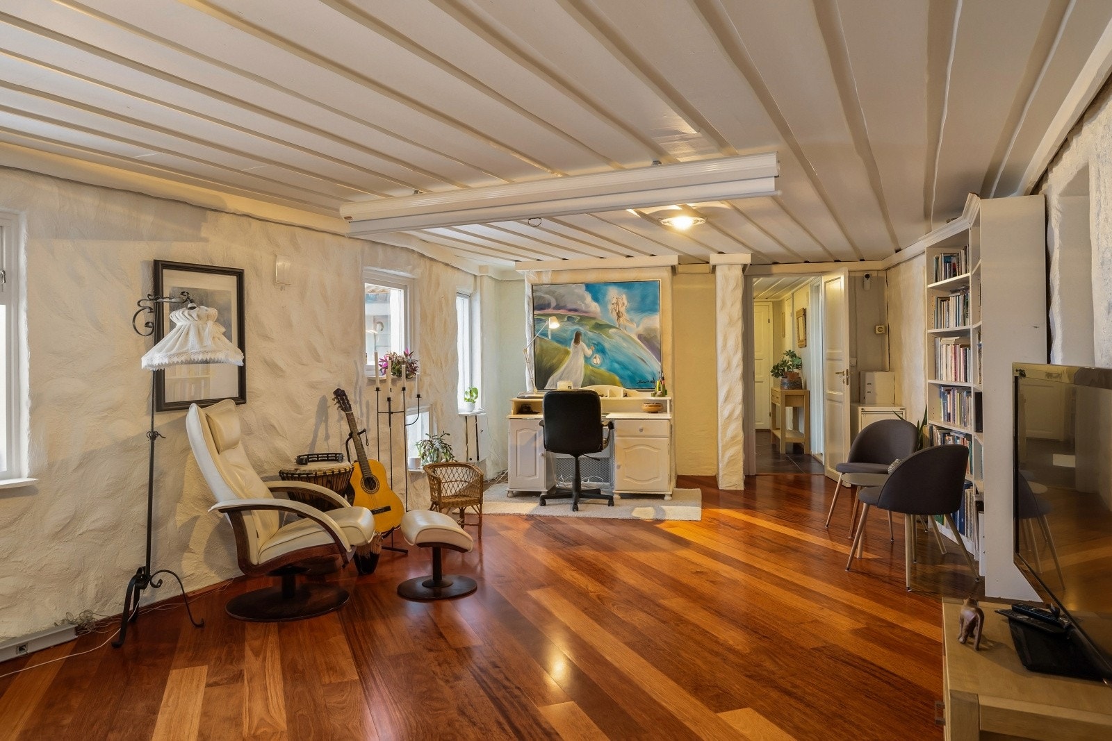 Kjellerstuen er i dag brukt som kinorom, men har potensiale for å sette inn flere soverom ved behov Galleribilde