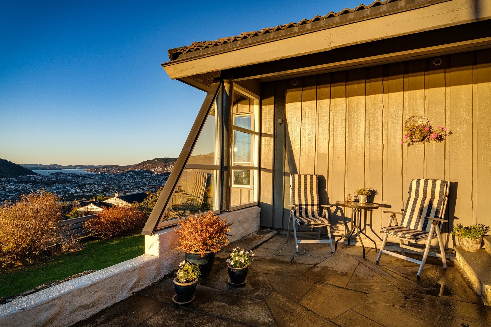 Vi avslutter turen med solveggen i hovedetasjen. Her sitter man fint i le Galleribilde