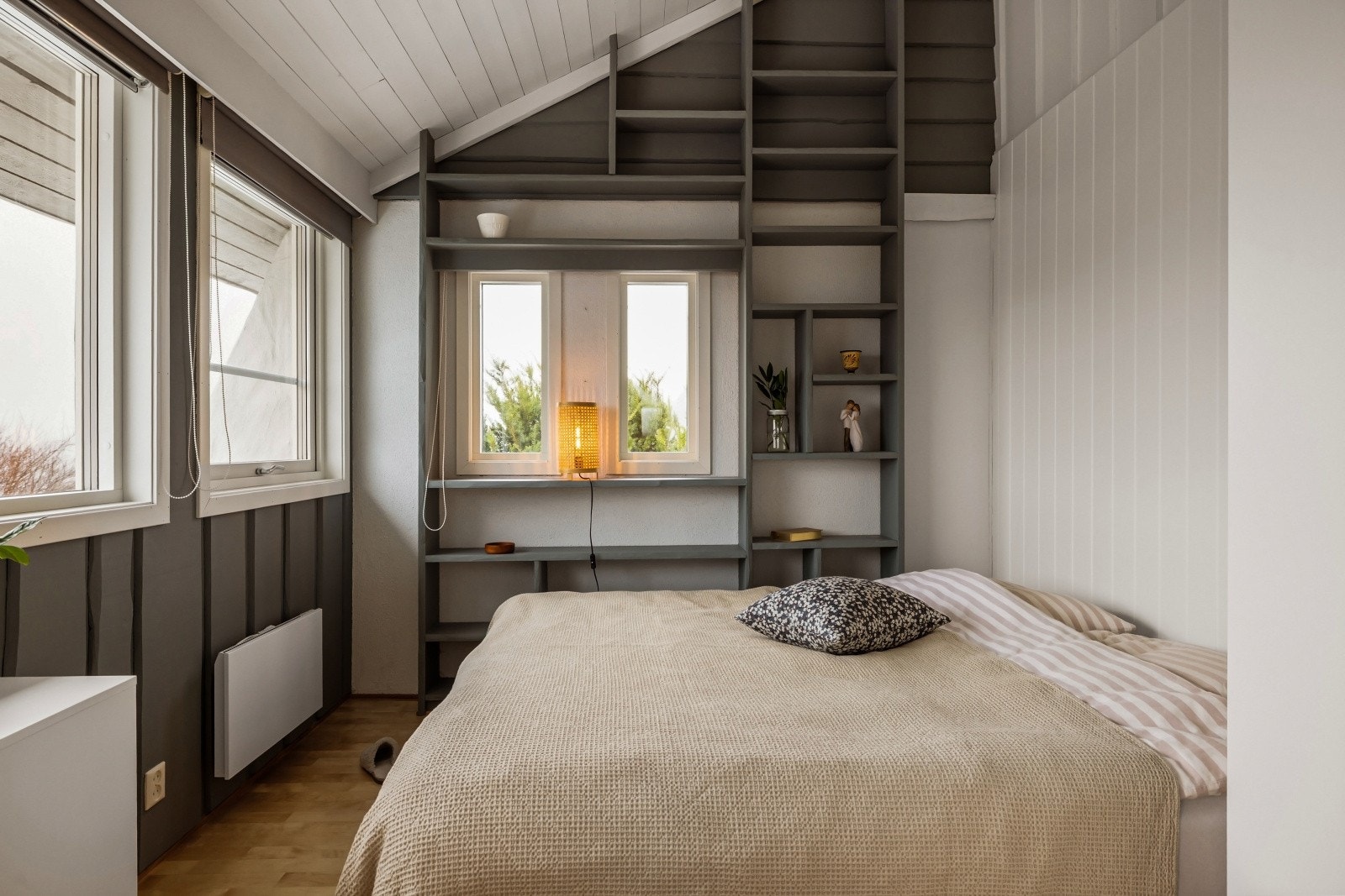 Soverommene er på 9,3 og og 7,5kvm og har 2-stavs parkett på gulv Galleribilde