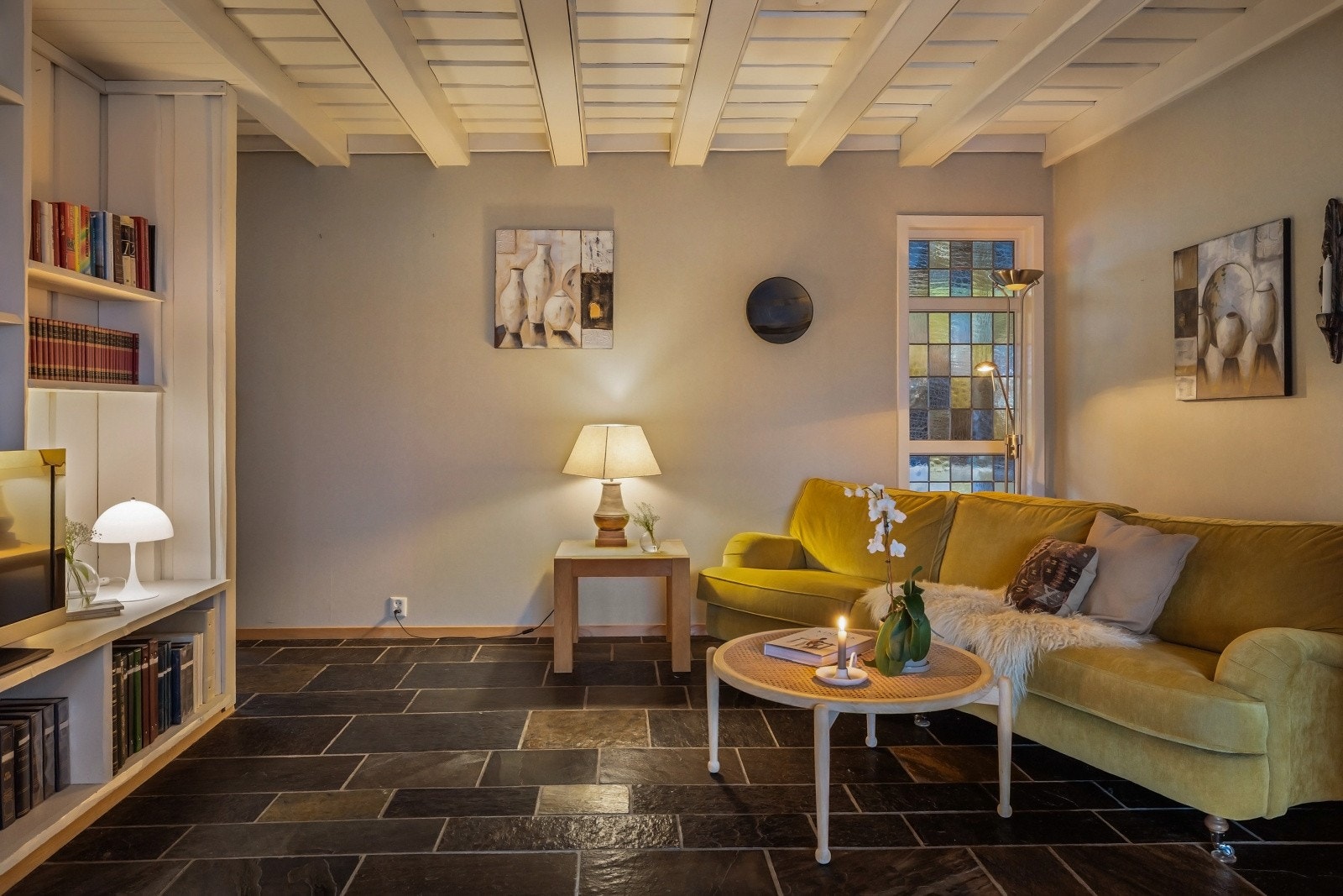 Hall og inngangsparti har Ottaskifer på gulv og det er WC-rom Galleribilde