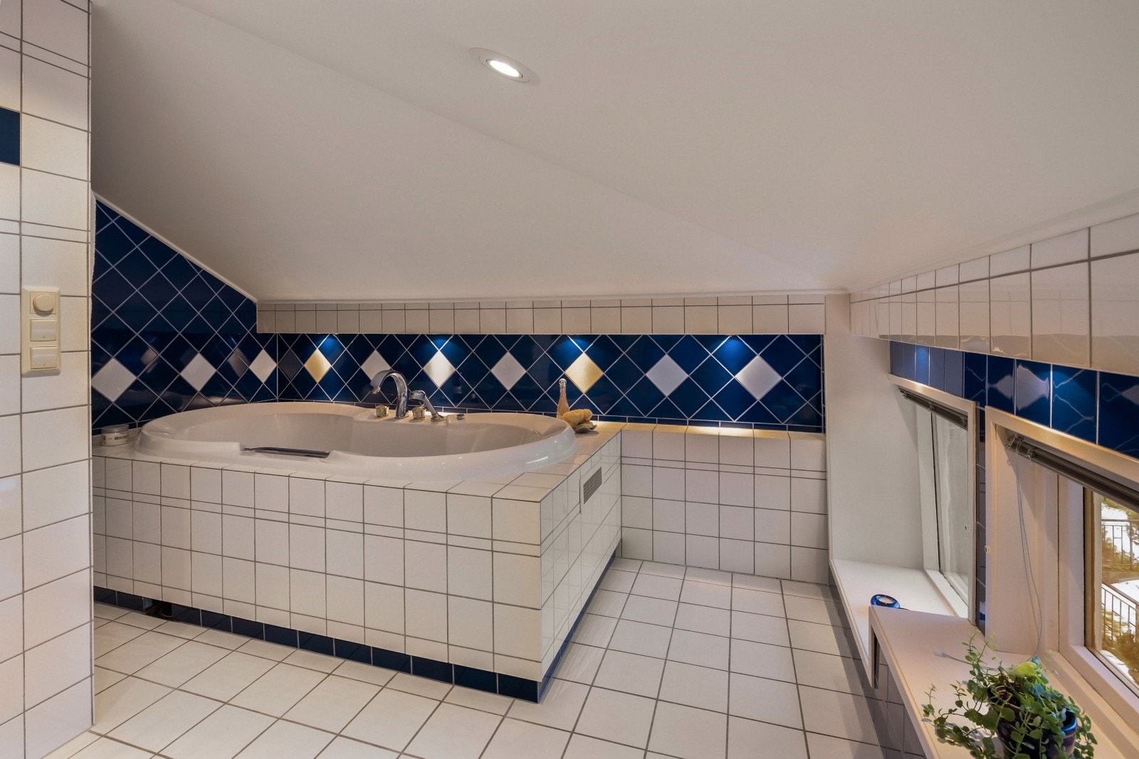 Man har varmekabler i gulvet og det er boblebadekar Galleribilde