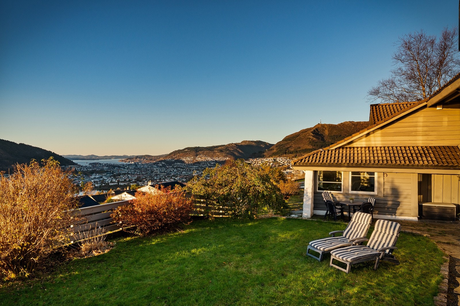 Fra hagen har man full oversikt over bergensdalen Galleribilde