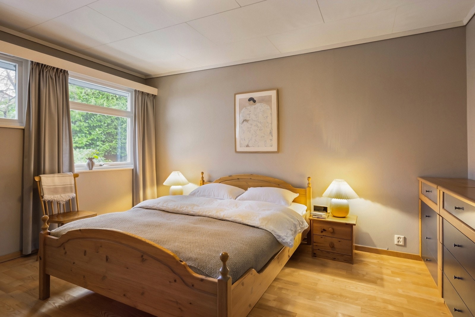 Soverom i hovedetasjen er på 13 kvm med kontor/walk in garderobe på 14kvm Galleribilde